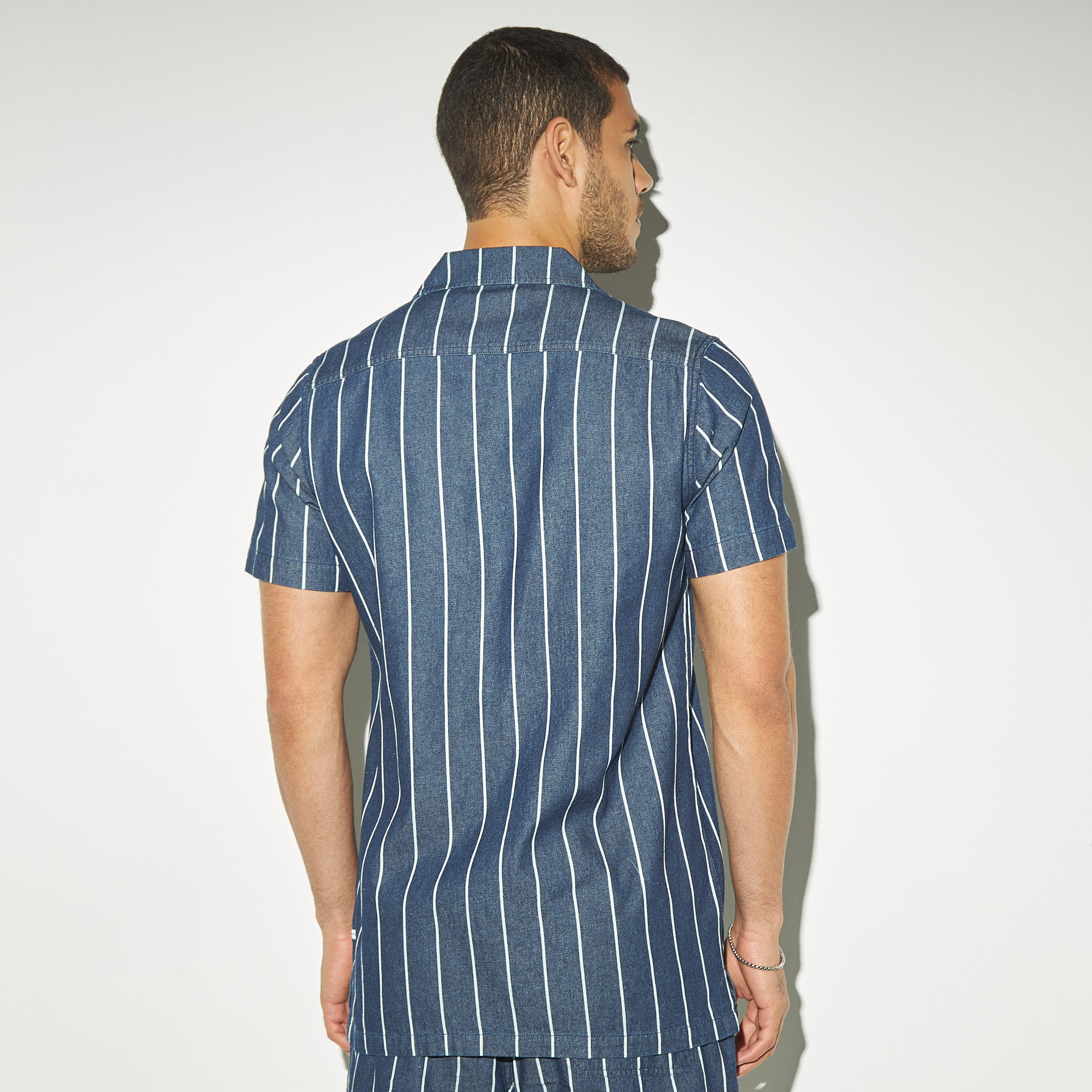 قميص ريزورت مخطط بأكمام قصيرة وجيب-men-clothing-shirts-image-3