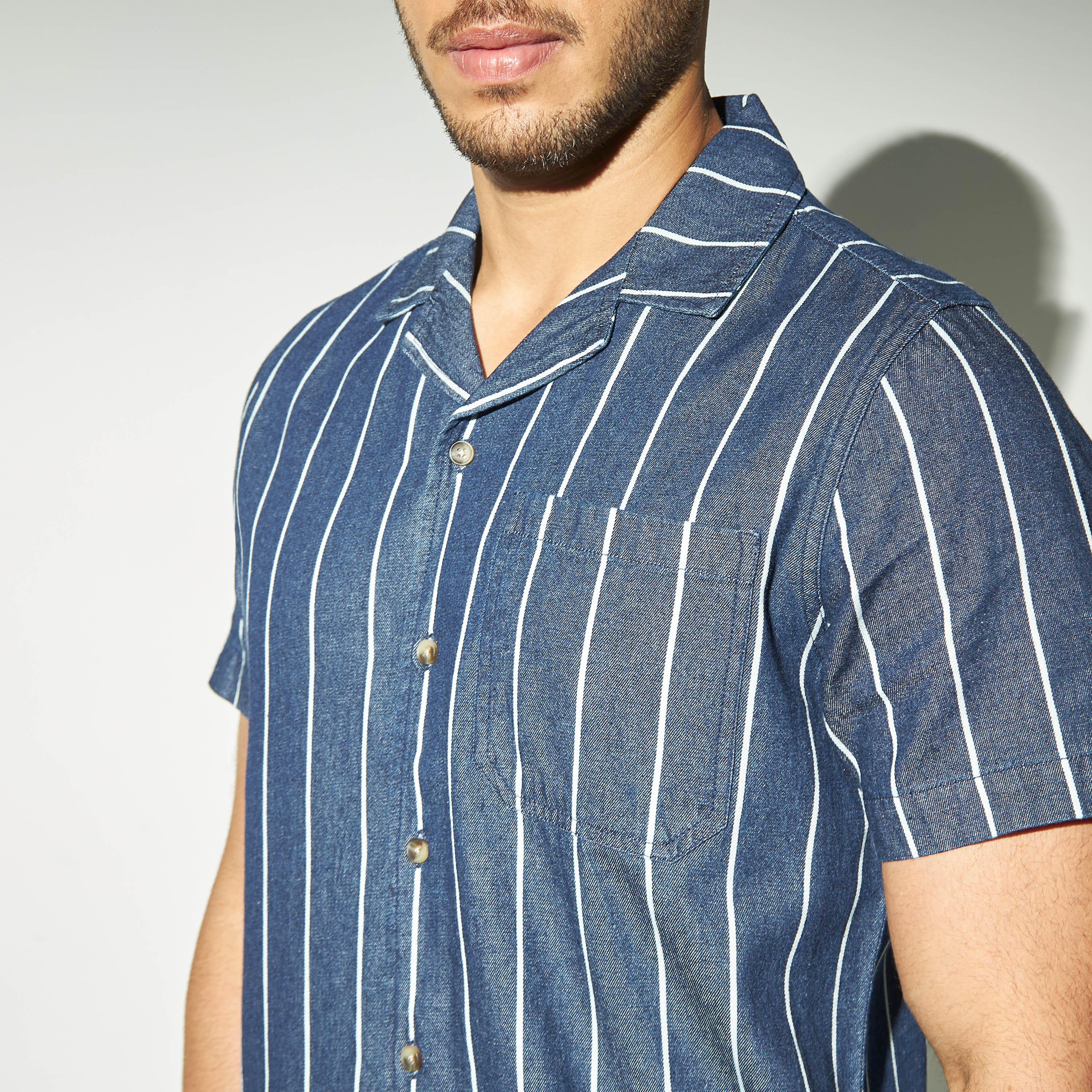 قميص ريزورت مخطط بأكمام قصيرة وجيب-men-clothing-shirts-image-4