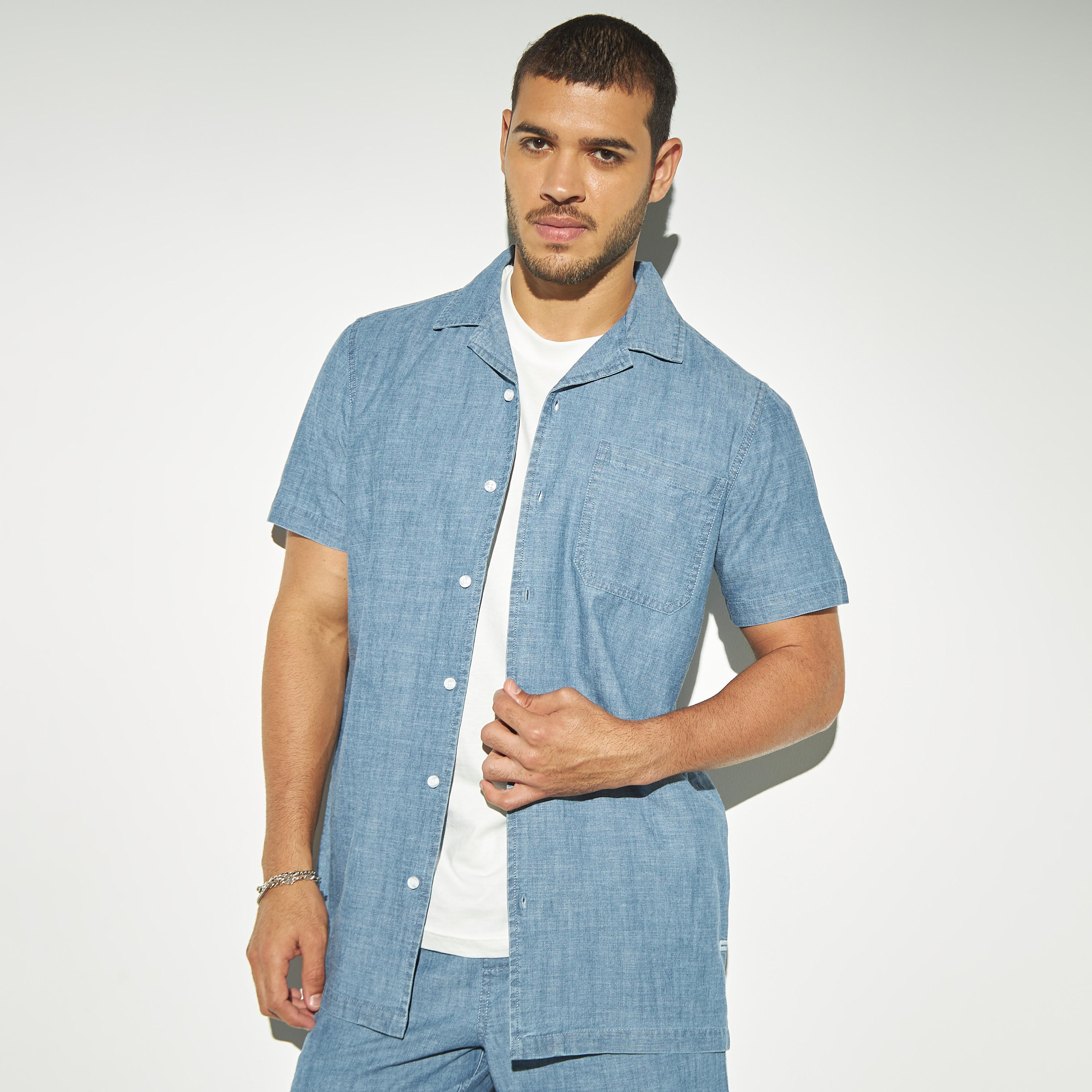 قميص ريزورت سادة بأكمام قصيرة وجيب-men-clothing-shirts-image-1