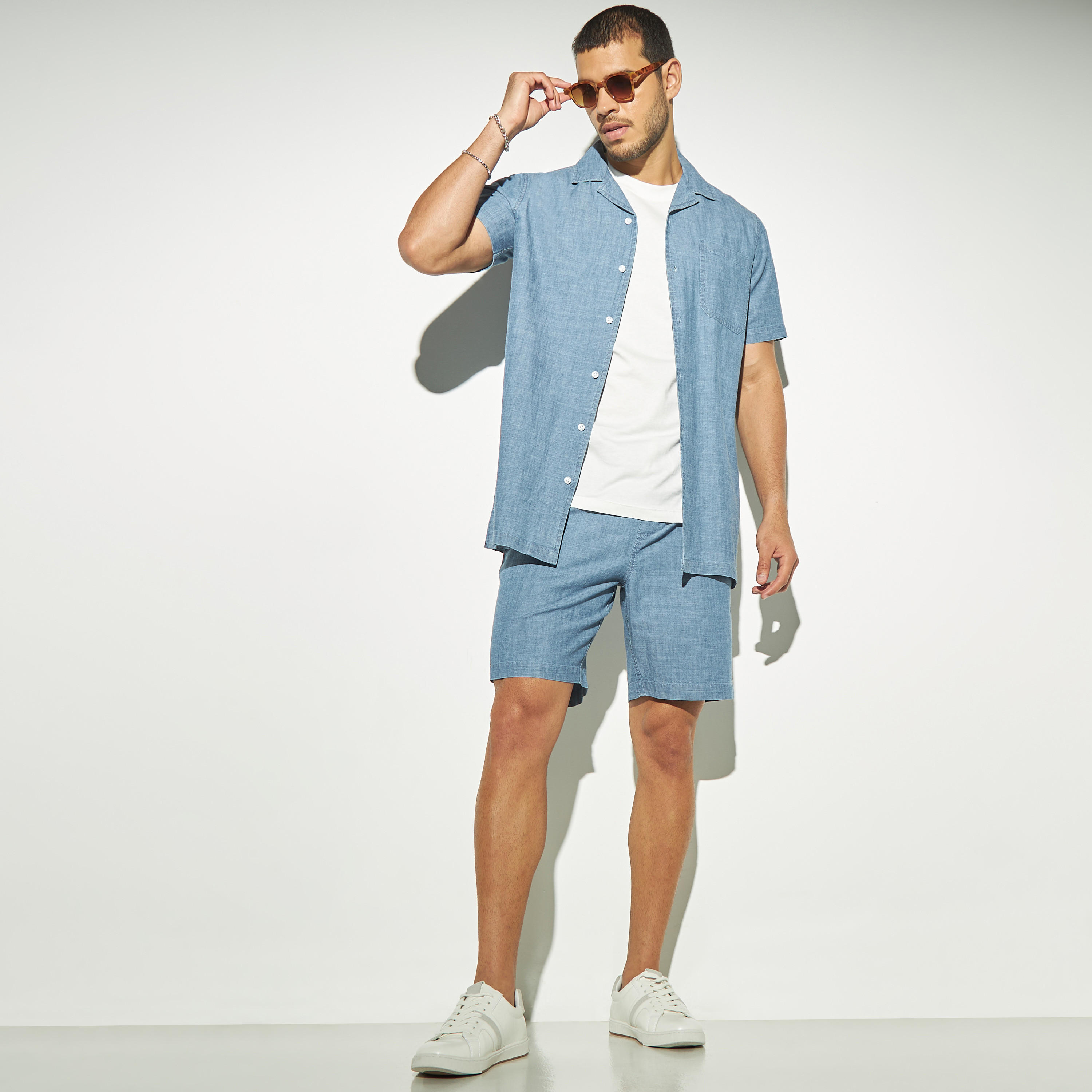 قميص ريزورت سادة بأكمام قصيرة وجيب-men-clothing-shirts-image-2