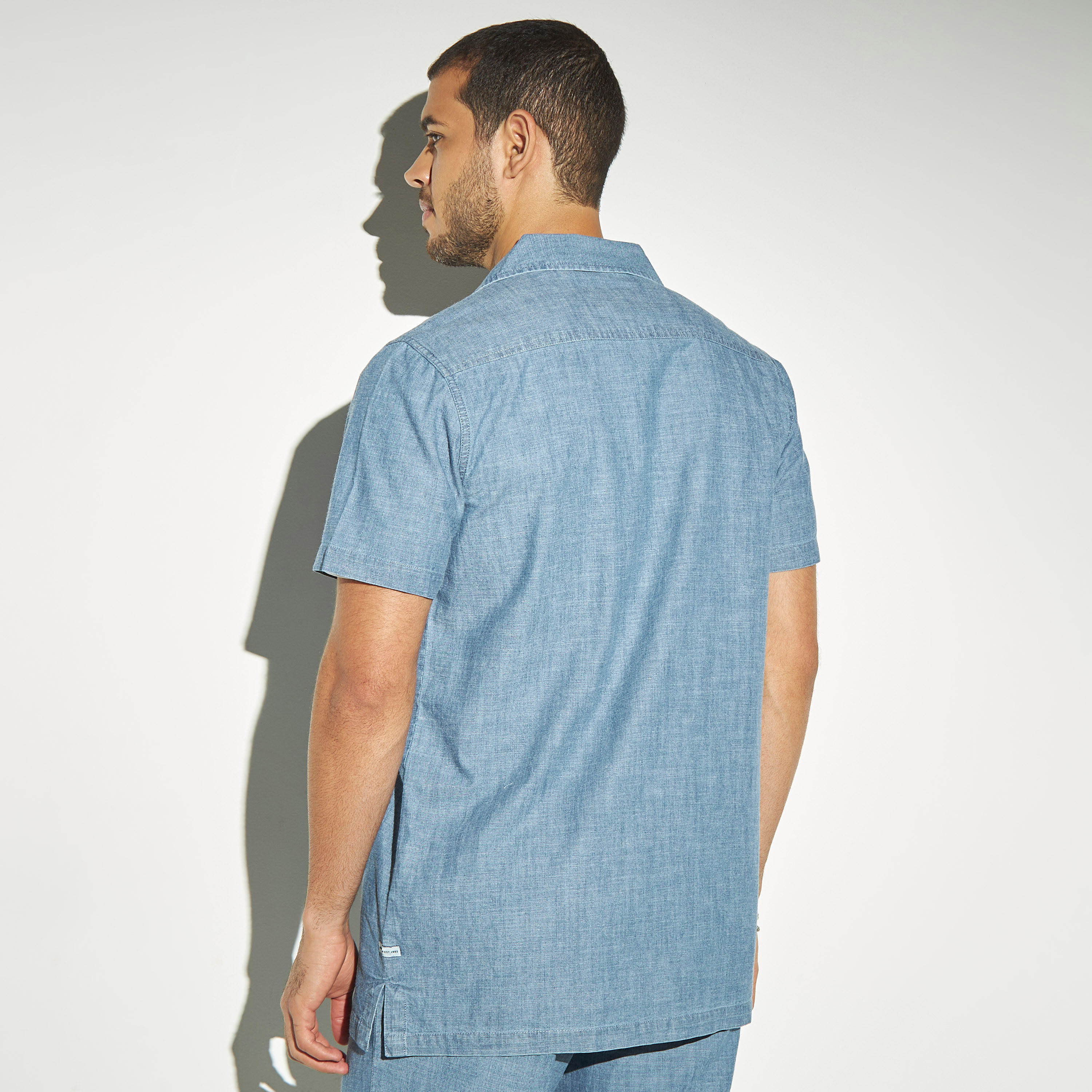 قميص ريزورت سادة بأكمام قصيرة وجيب-men-clothing-shirts-image-3