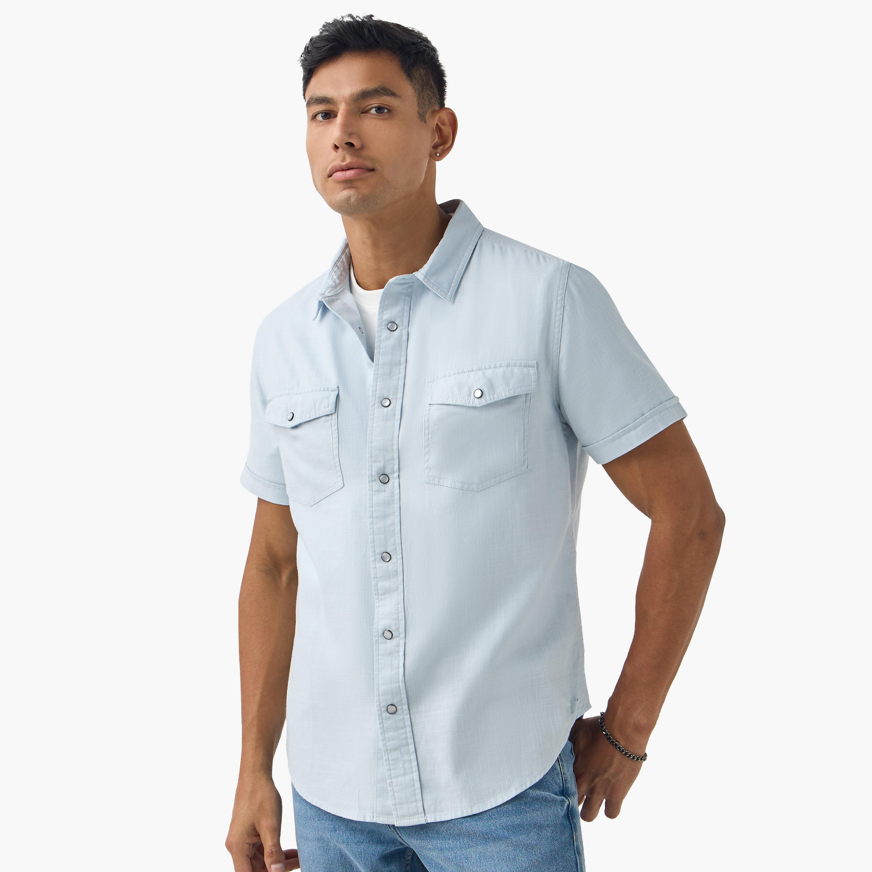 قميص بقصة عادية وتفاصيل جيب وأكمام قصيرة-men-clothing-shirts-image-16