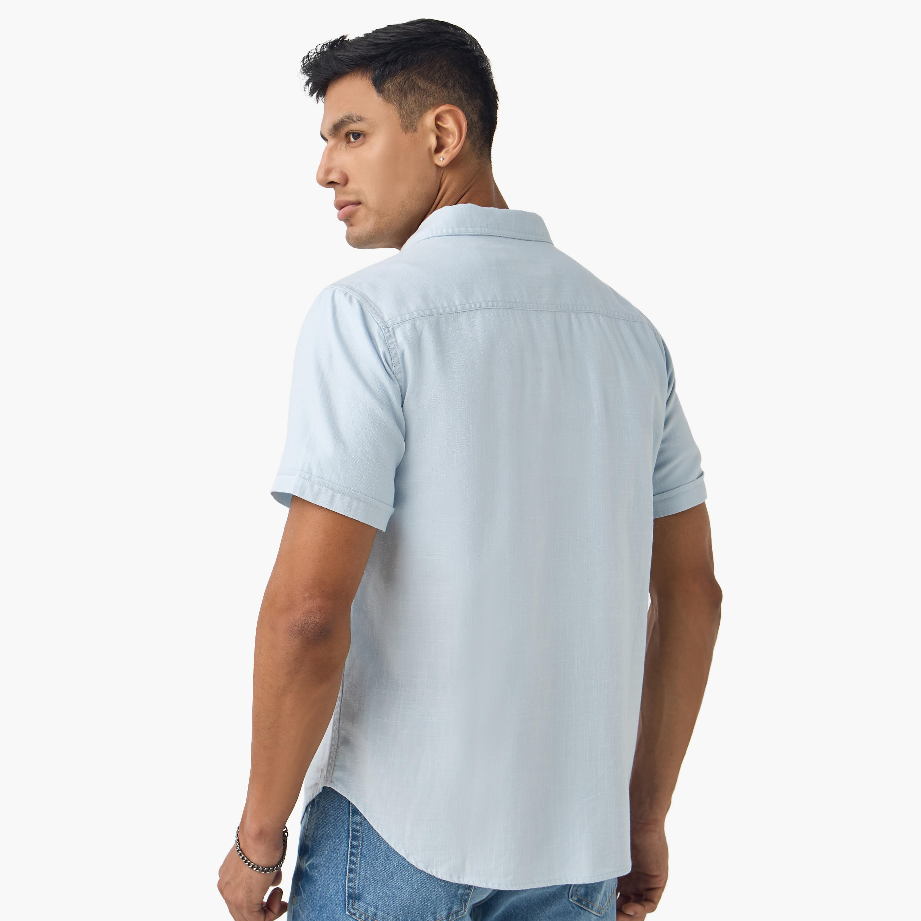 قميص بقصة عادية وتفاصيل جيب وأكمام قصيرة-men-clothing-shirts-image-3