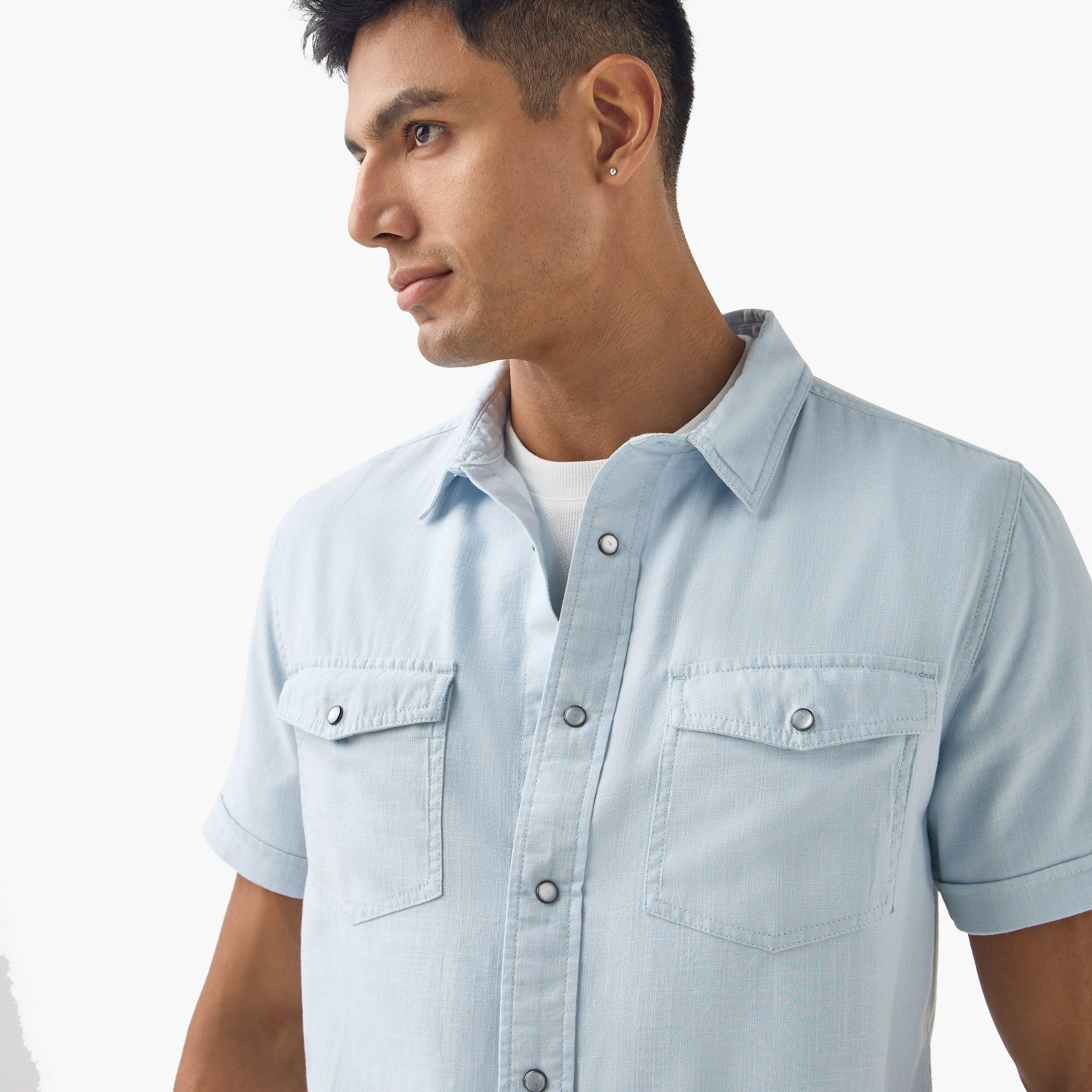 قميص بقصة عادية وتفاصيل جيب وأكمام قصيرة-men-clothing-shirts-image-4