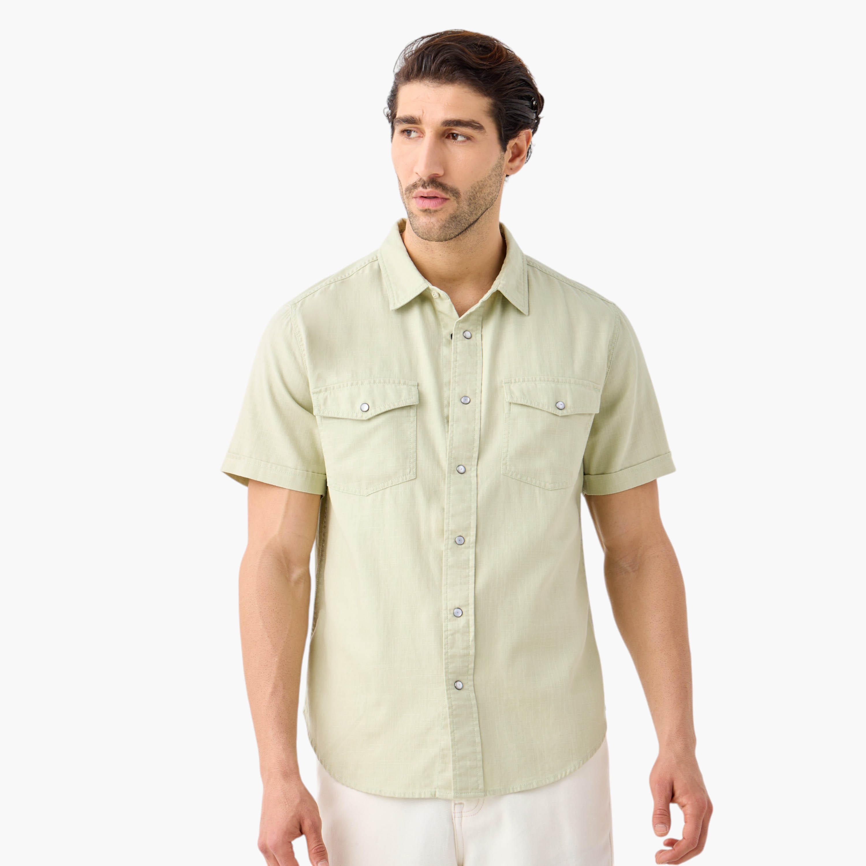قميص بقصة عادية وتفاصيل جيب وأكمام قصيرة-men-clothing-shirts-image-1