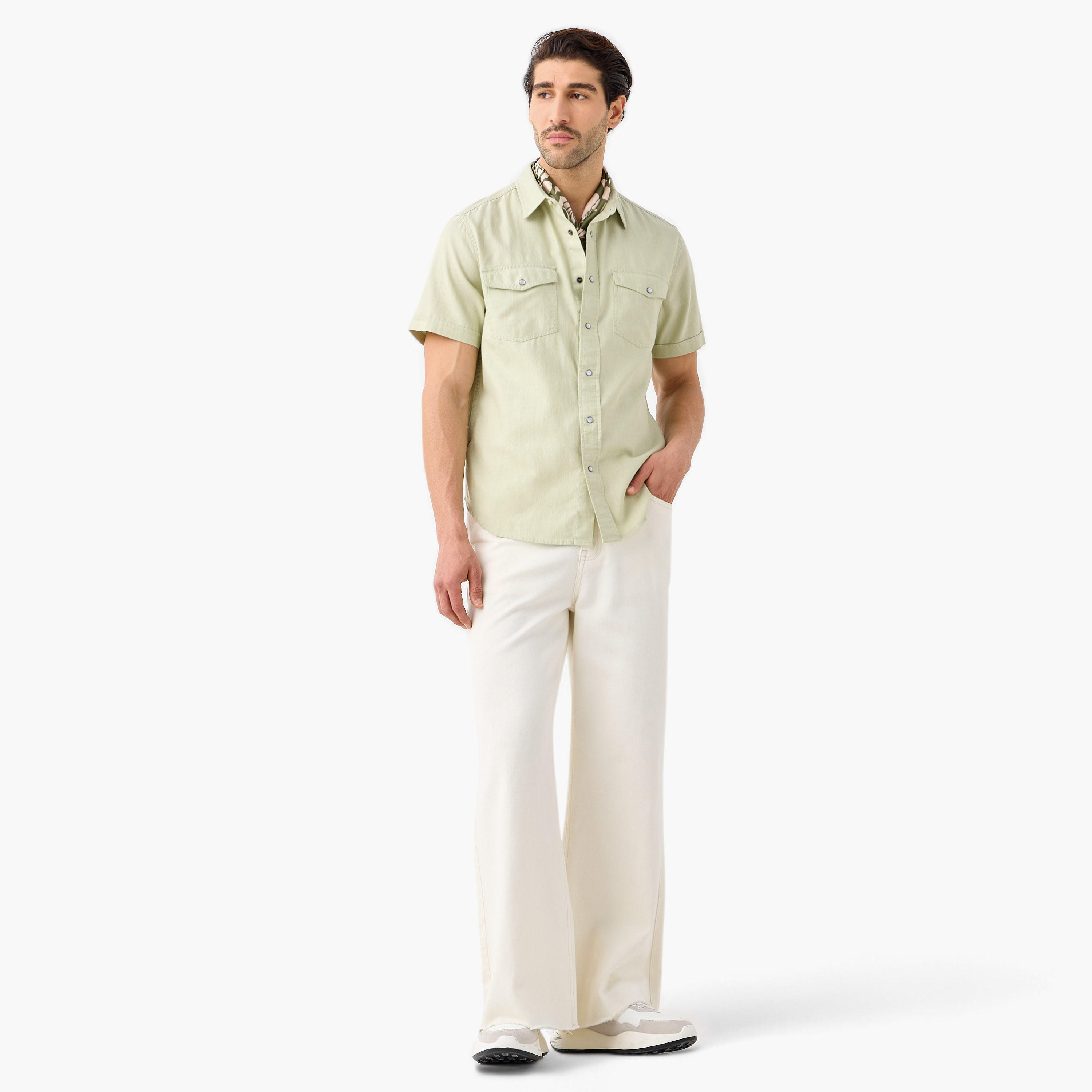 قميص بقصة عادية وتفاصيل جيب وأكمام قصيرة-men-clothing-shirts-image-2