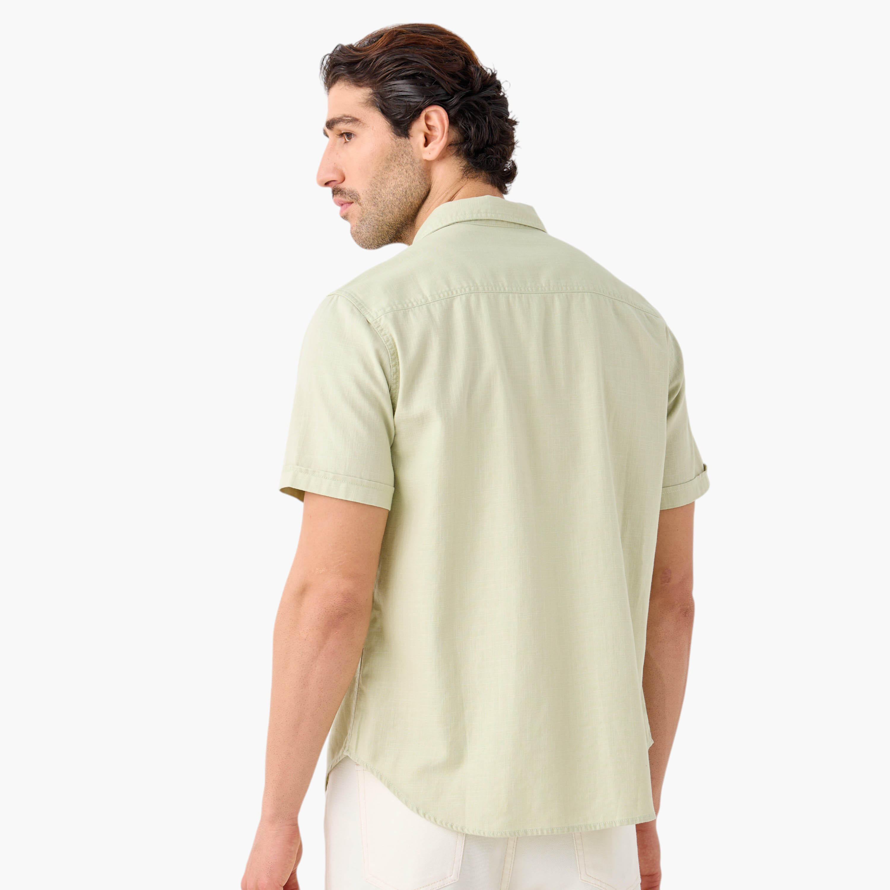 قميص بقصة عادية وتفاصيل جيب وأكمام قصيرة-men-clothing-shirts-image-3