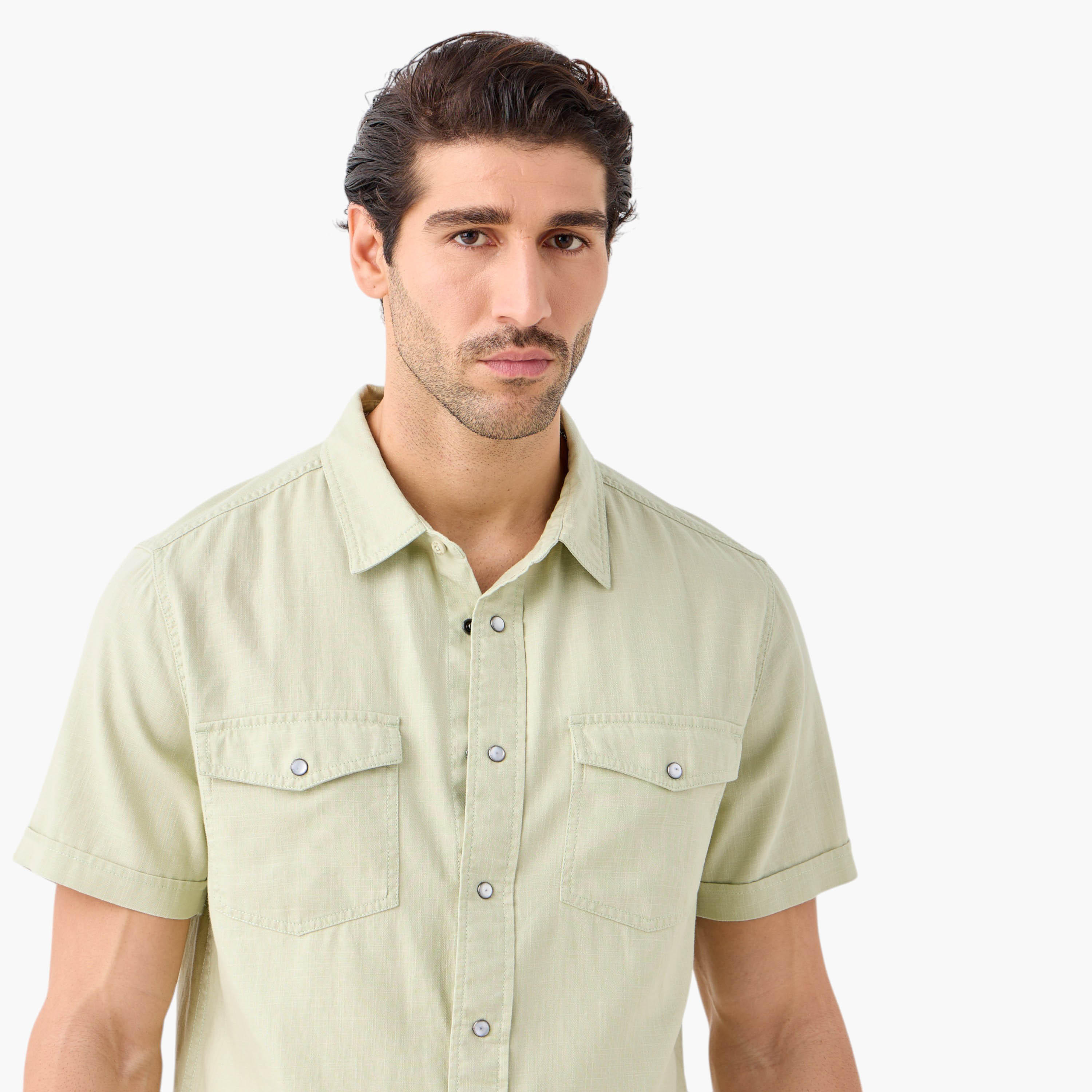قميص بقصة عادية وتفاصيل جيب وأكمام قصيرة-men-clothing-shirts-image-4