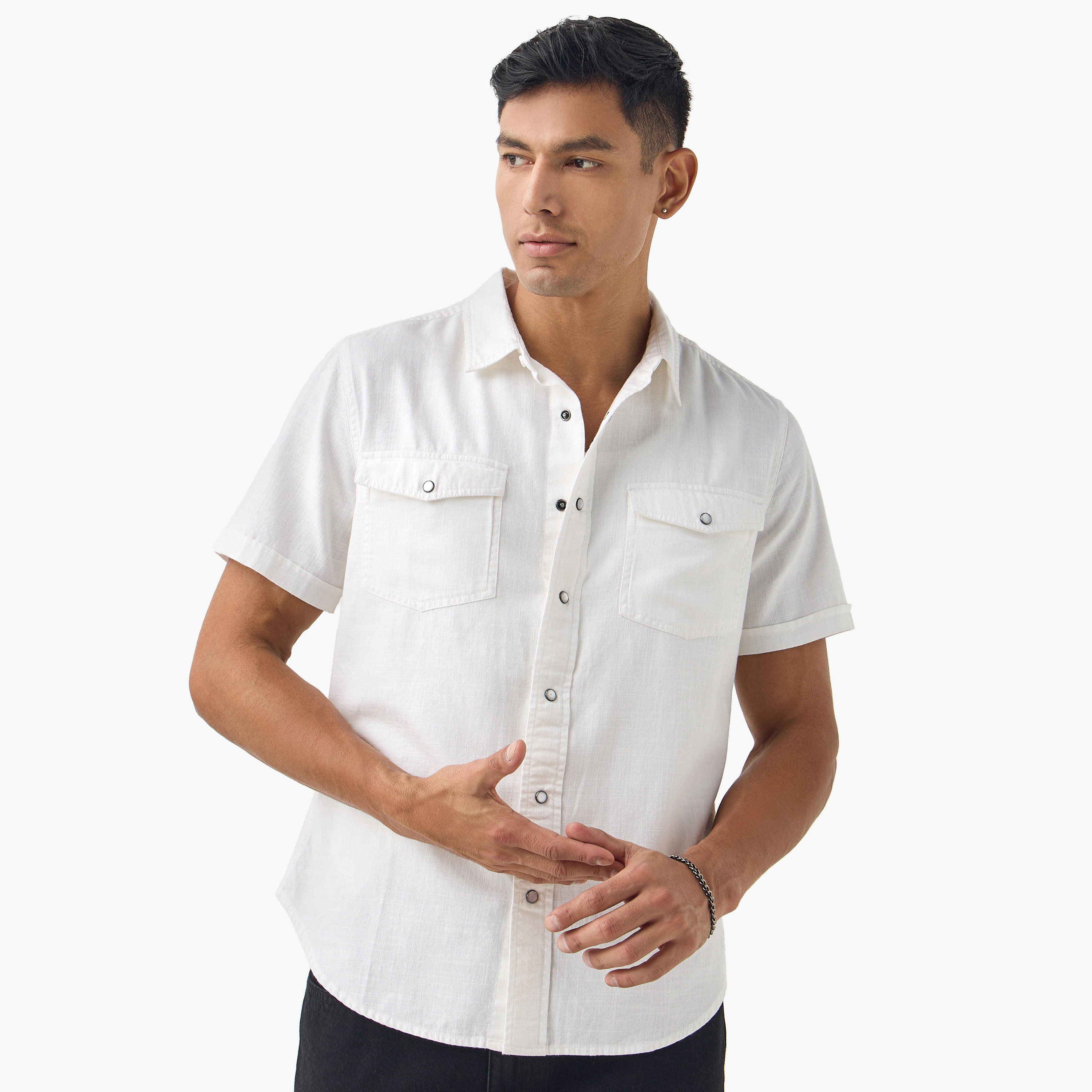 قميص بقصة عادية وتفاصيل جيب وأكمام قصيرة-men-clothing-shirts-image-11