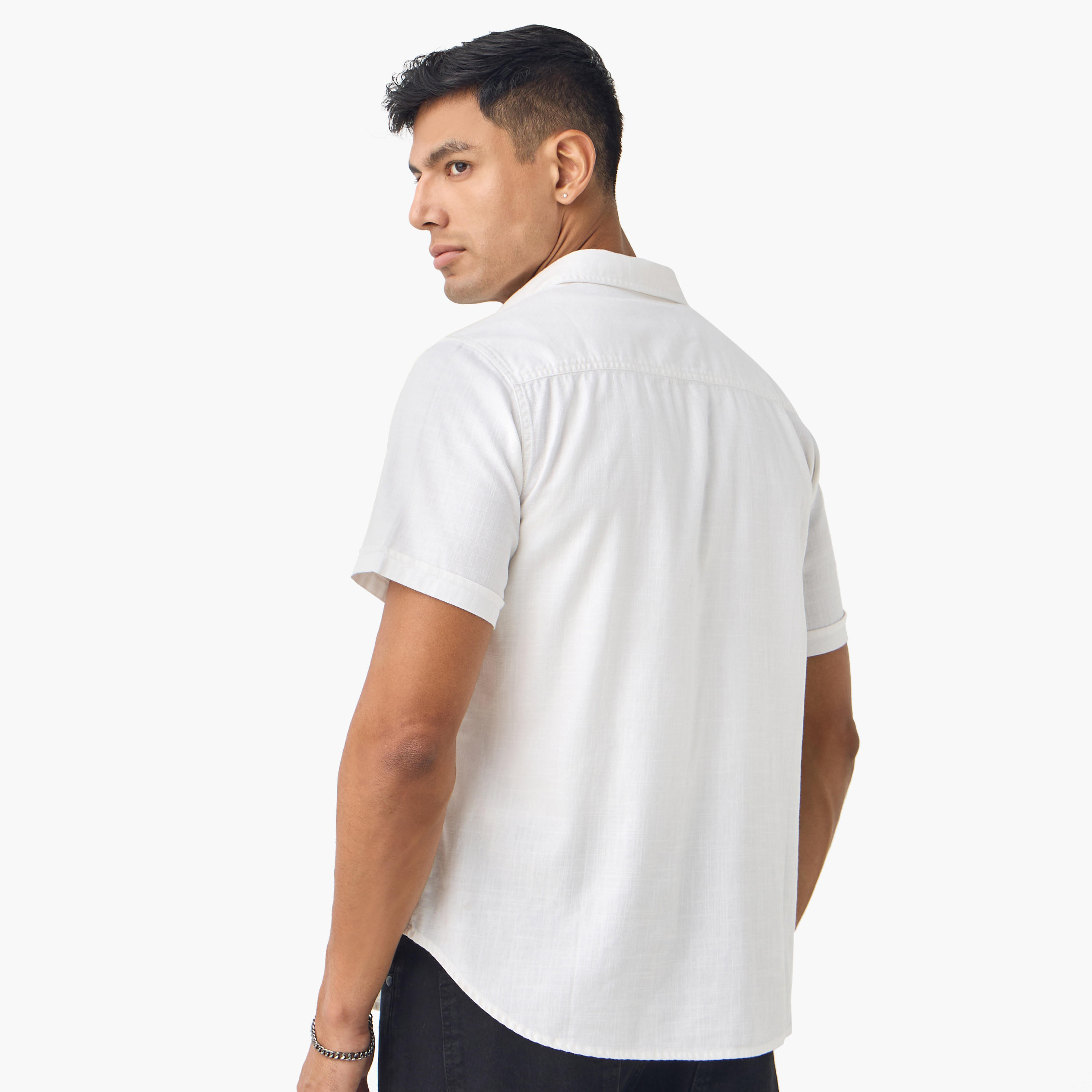 قميص بقصة عادية وتفاصيل جيب وأكمام قصيرة-men-clothing-shirts-image-12