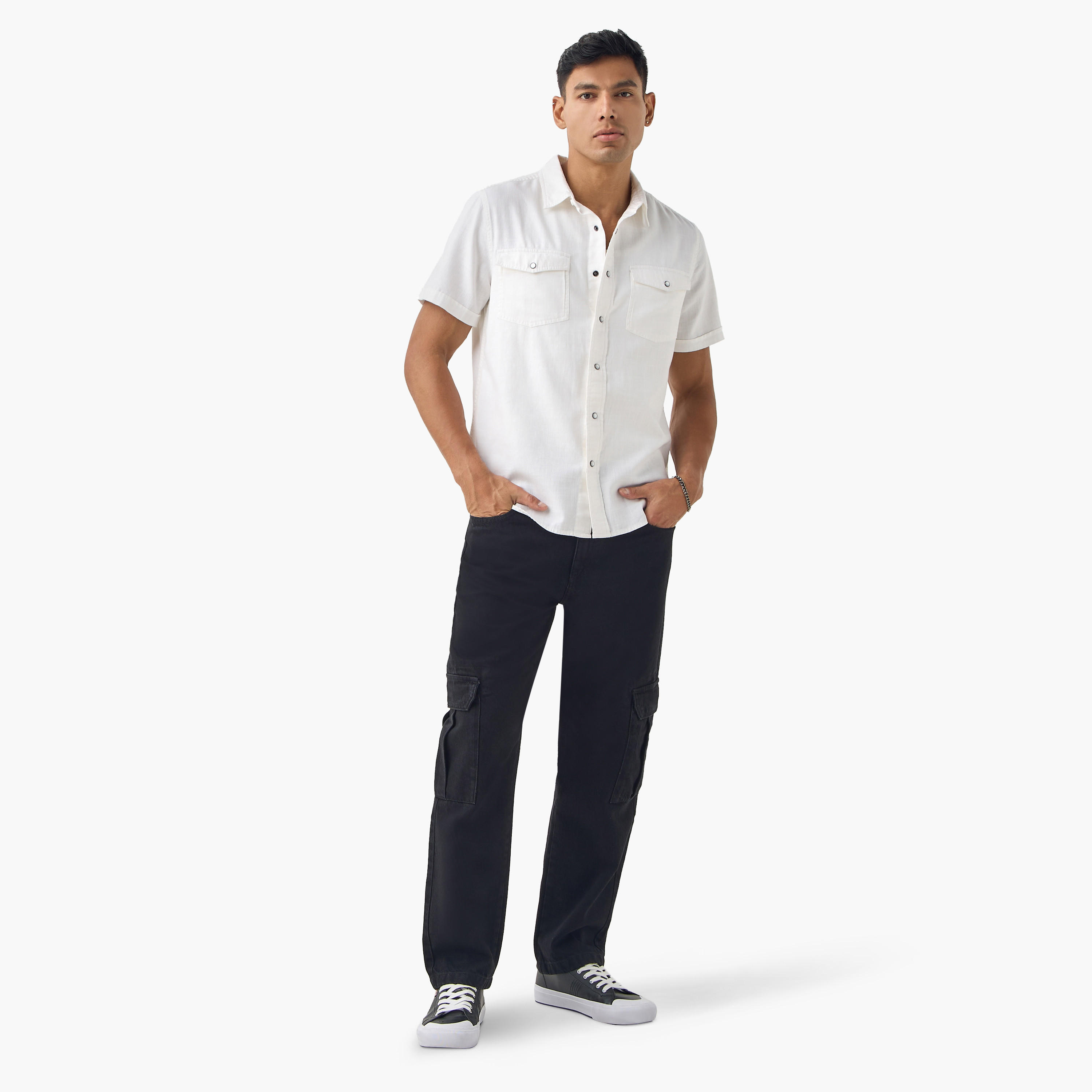 قميص بقصة عادية وتفاصيل جيب وأكمام قصيرة-men-clothing-shirts-image-13