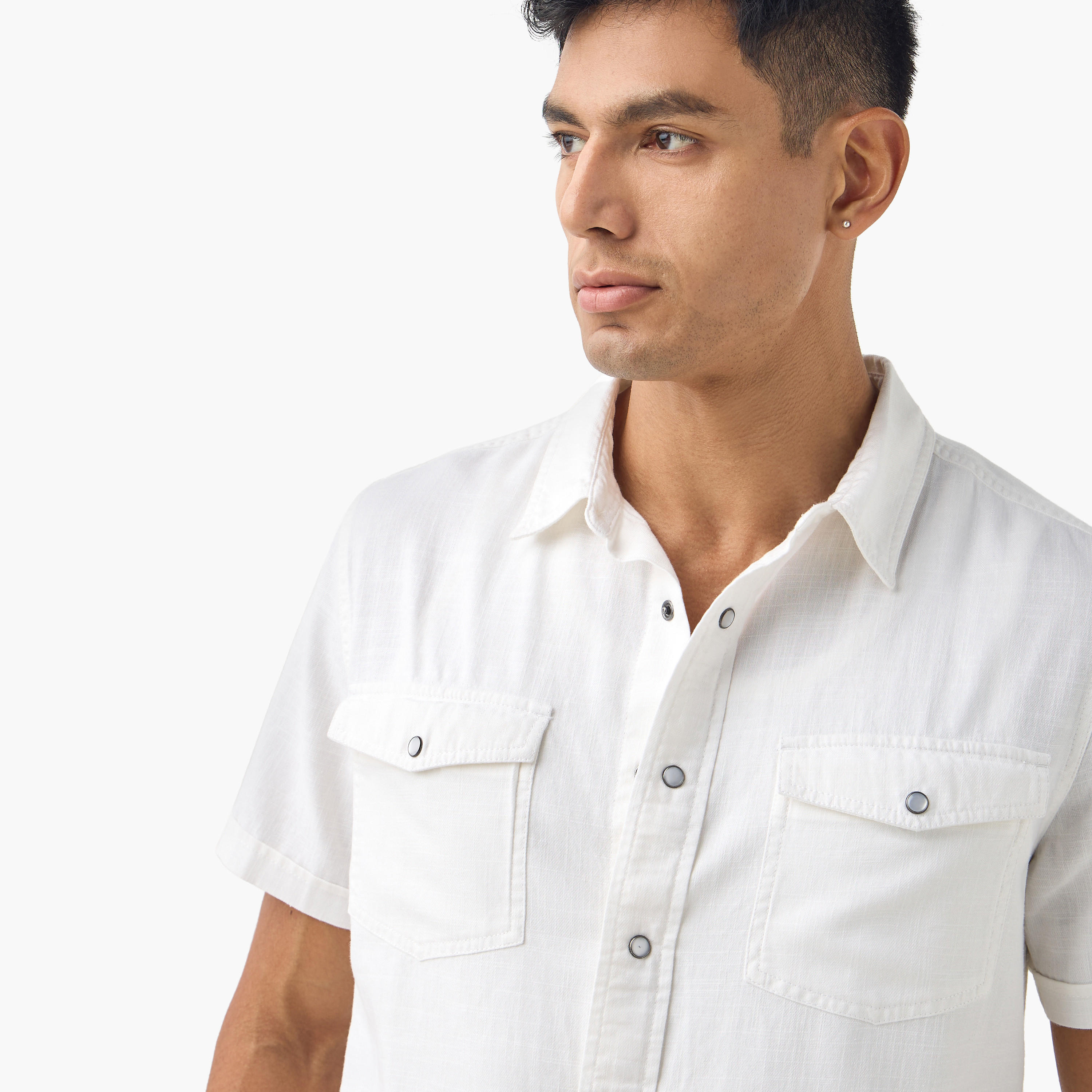 قميص بقصة عادية وتفاصيل جيب وأكمام قصيرة-men-clothing-shirts-image-14