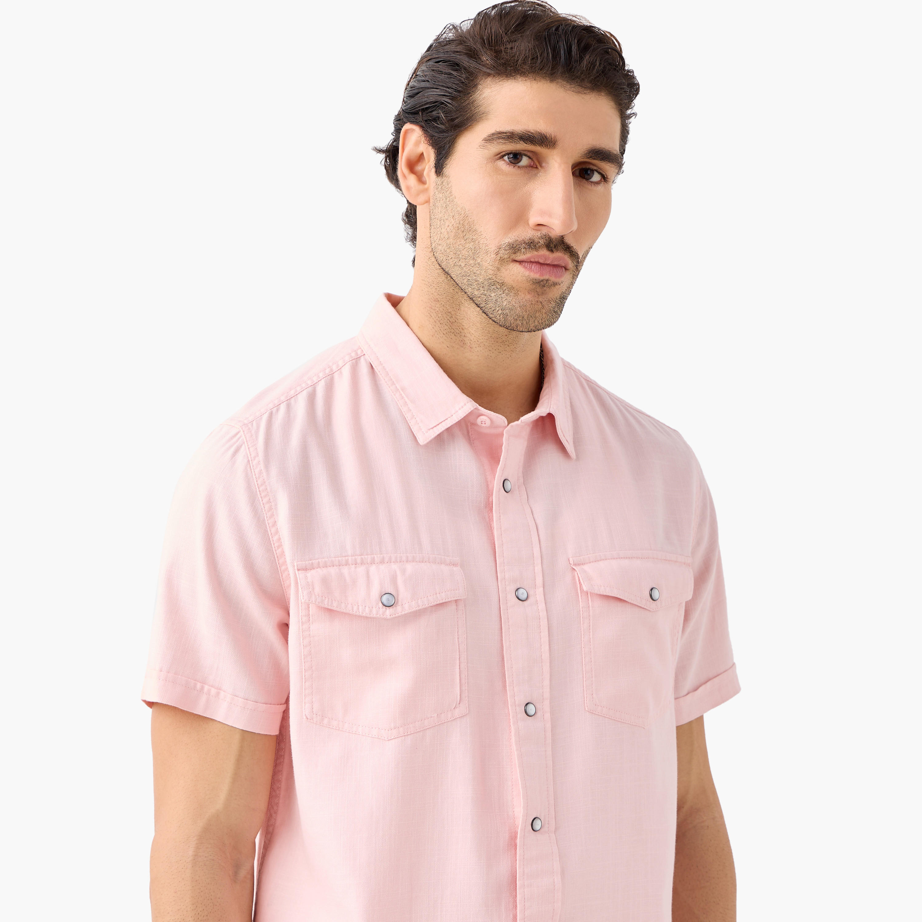 قميص بقصة عادية وتفاصيل جيب وأكمام قصيرة-men-clothing-shirts-image-9