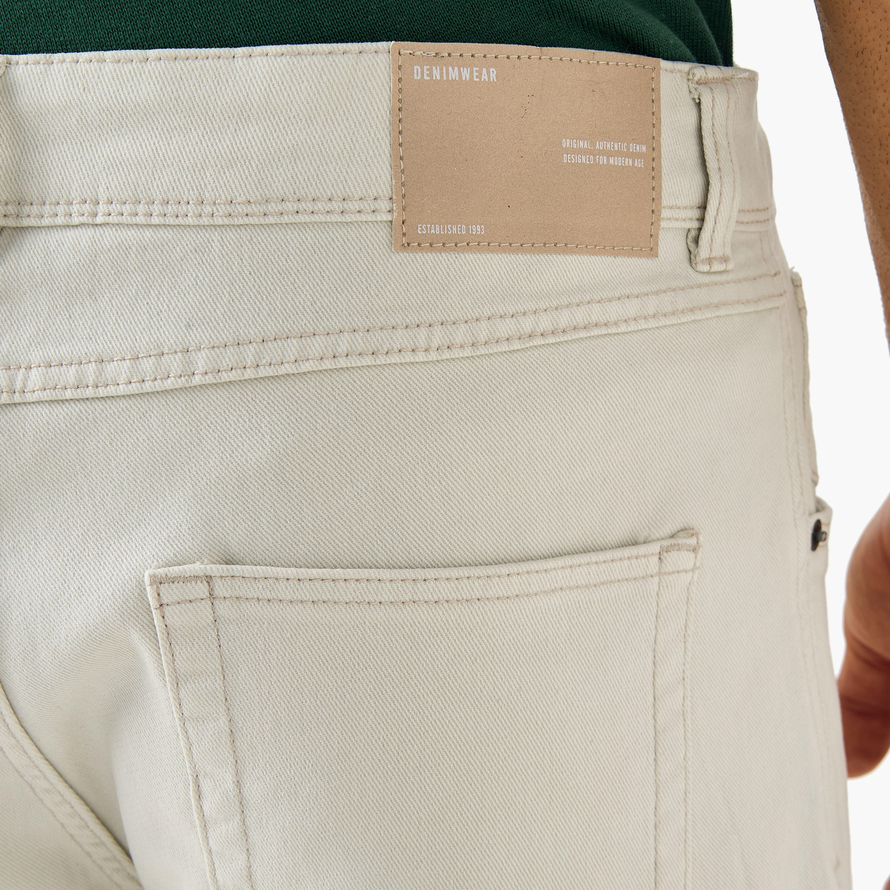 بنطلون جينز بقصّة سليم وخصر متوسط الارتفاع وزر إغلاق-men-clothing-bottoms-jeans-image-1