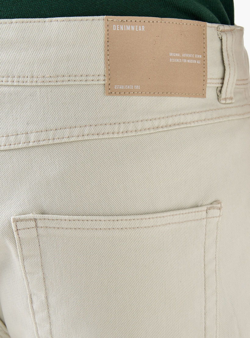 بنطلون جينز بقصّة سليم وخصر متوسط الارتفاع وزر إغلاق-men-clothing-bottoms-jeans-image-1