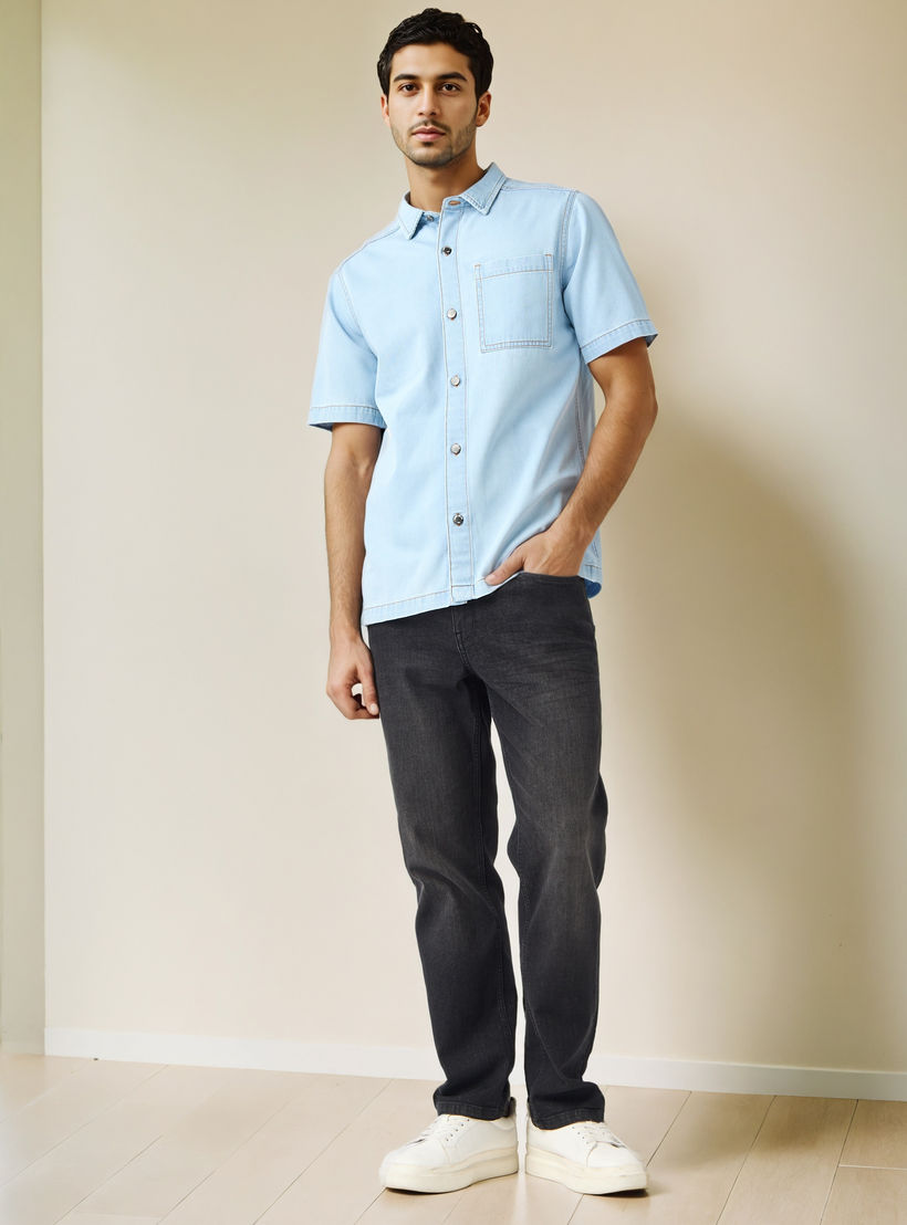 قميص دينم بياقة وقصة عادية وجيب على الصدر-men-clothing-shirts-image-4