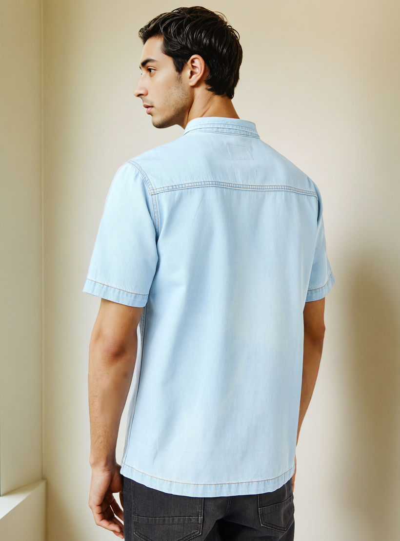 قميص دينم بياقة وقصة عادية وجيب على الصدر-men-clothing-shirts-image-3