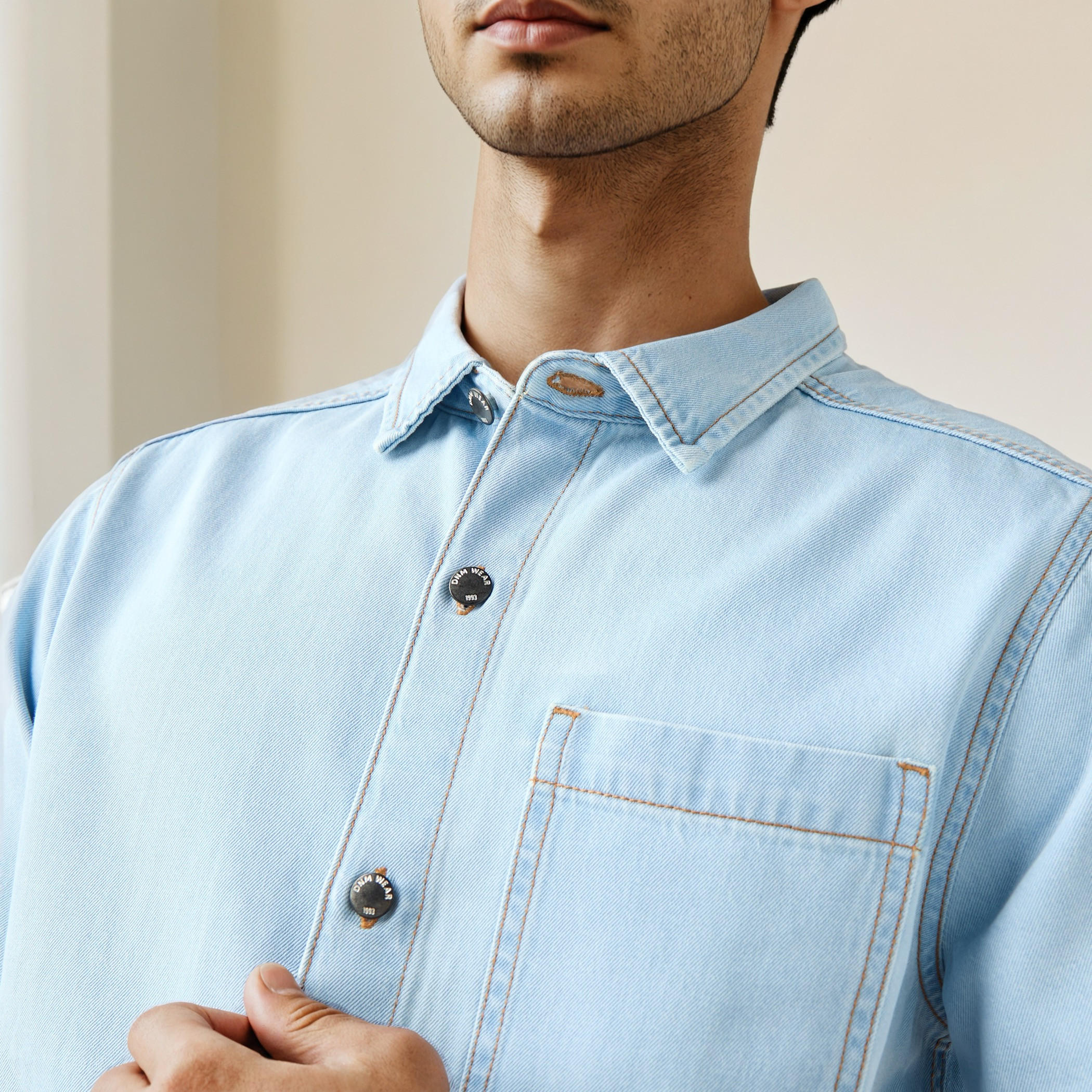 قميص دينم بياقة وقصة عادية وجيب على الصدر-men-clothing-shirts-image-2