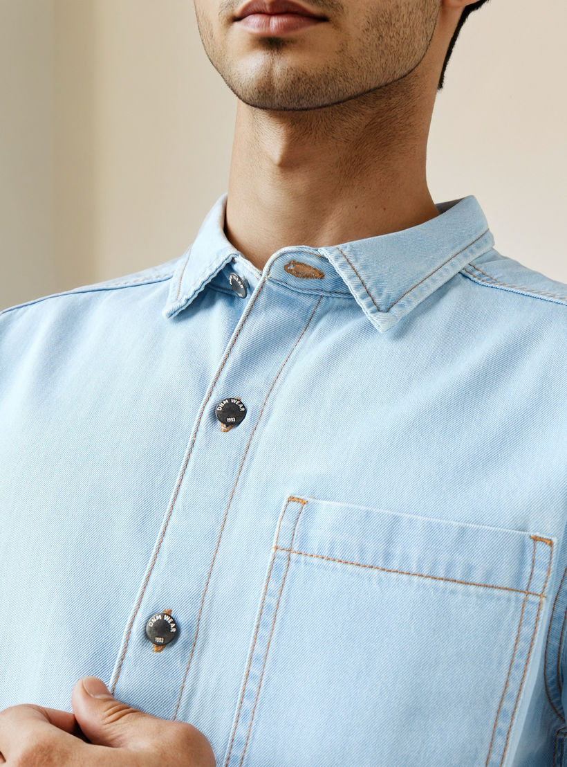 قميص دينم بياقة وقصة عادية وجيب على الصدر-men-clothing-shirts-image-2