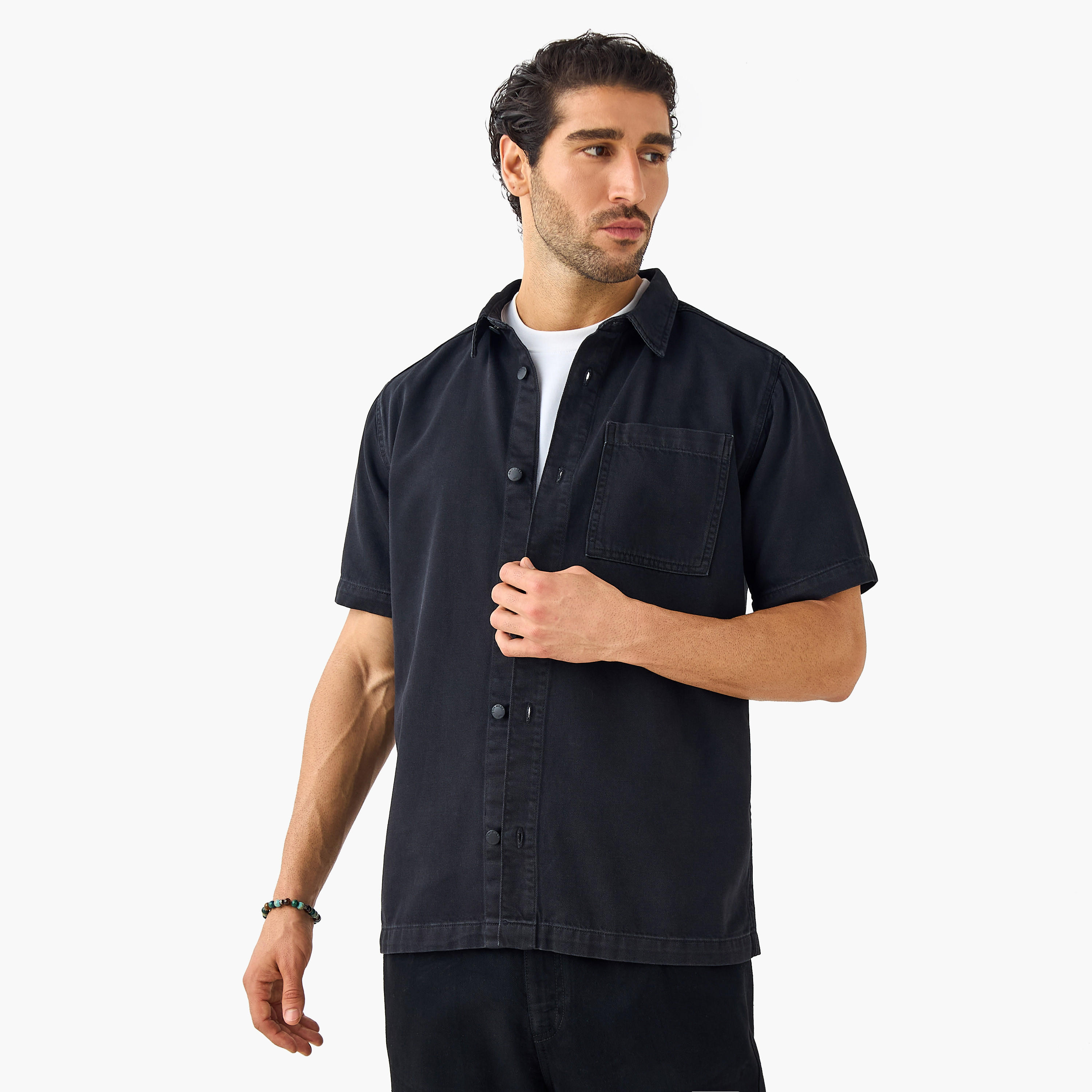 قميص دينم بياقة وقصة عادية وجيب على الصدر-men-clothing-shirts-image-5