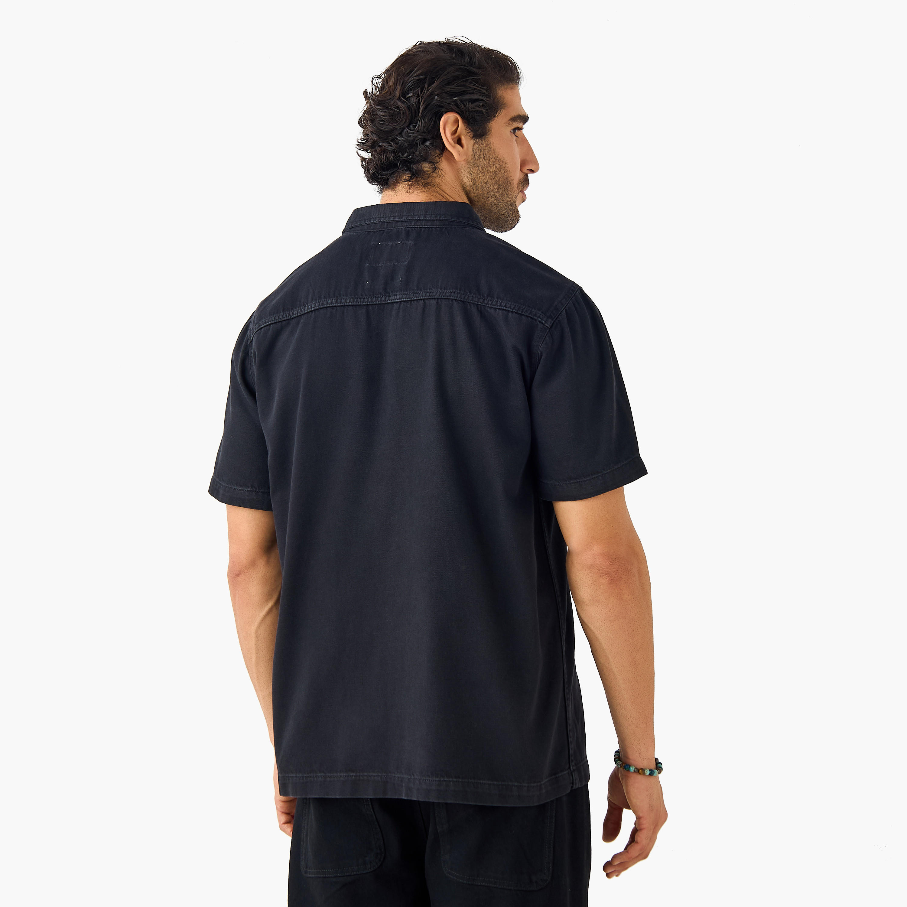 قميص دينم بياقة وقصة عادية وجيب على الصدر-men-clothing-shirts-image-3