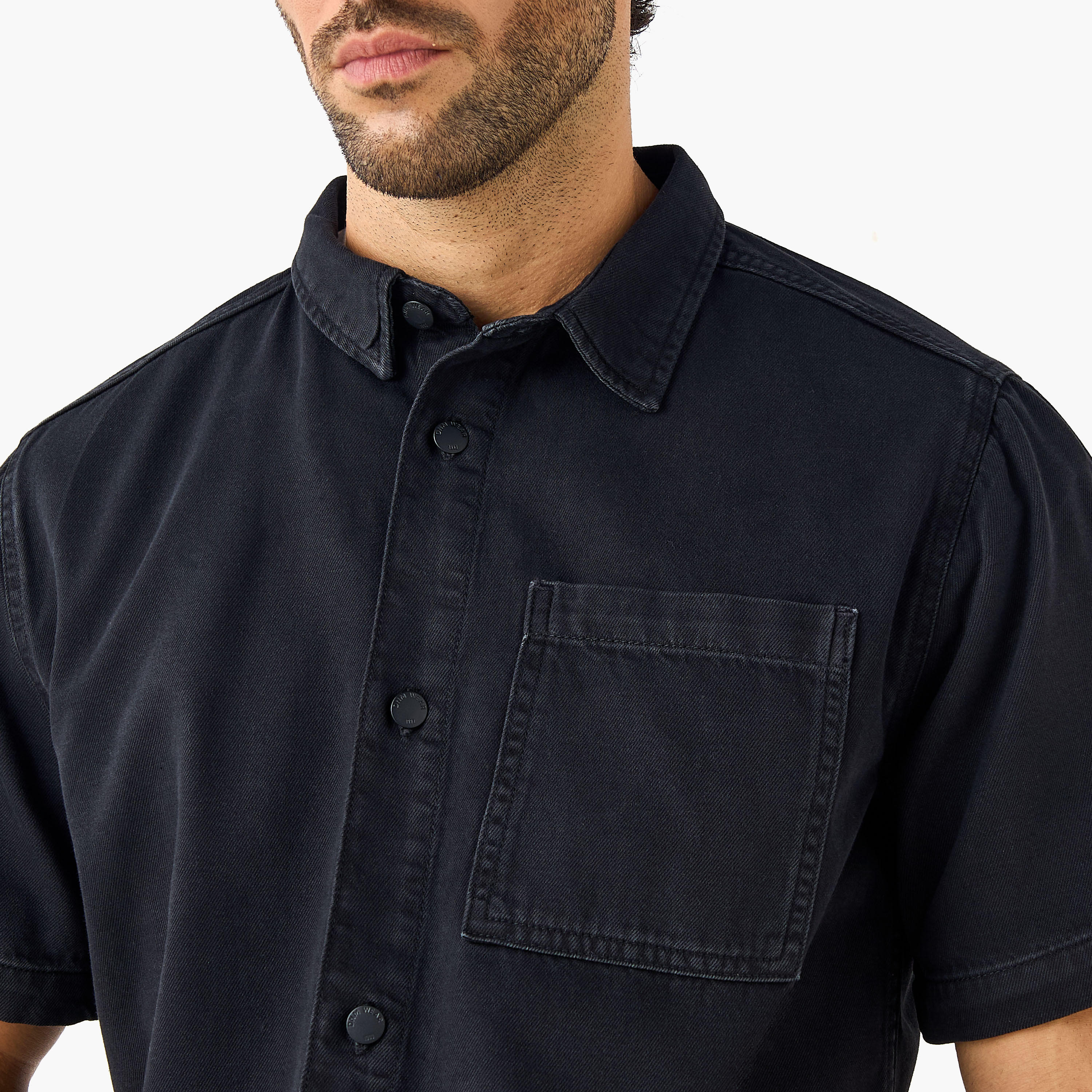قميص دينم بياقة وقصة عادية وجيب على الصدر-men-clothing-shirts-image-2