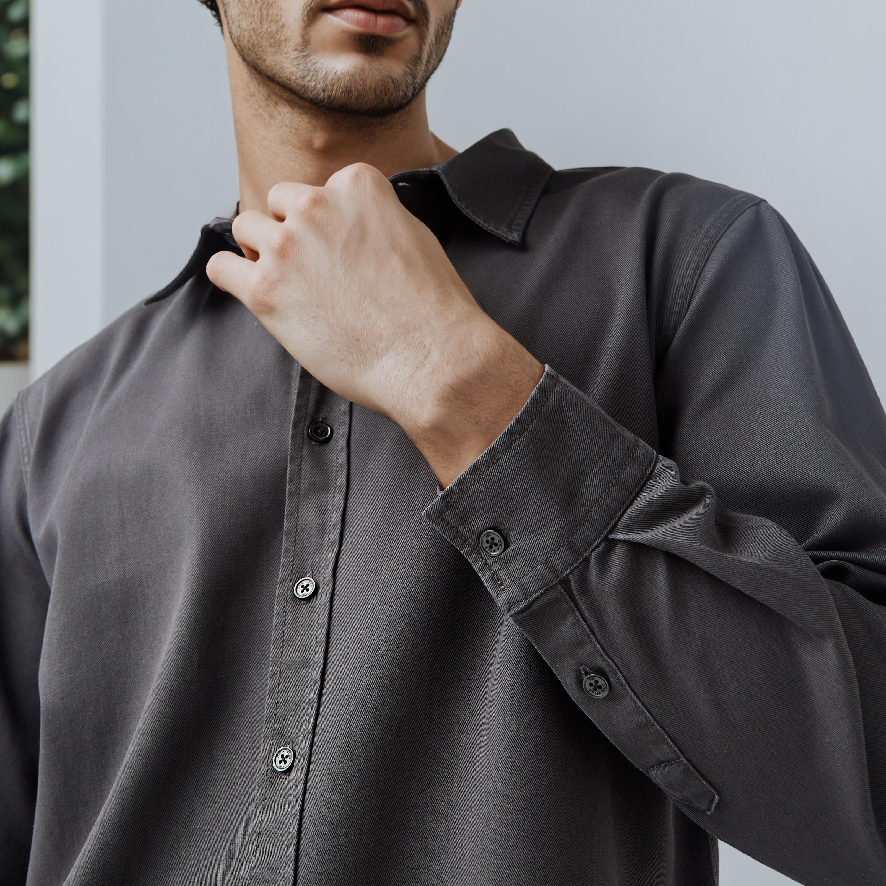 قميص بقصة عادية وأكمام طويلة-men-clothing-shirts-image-2