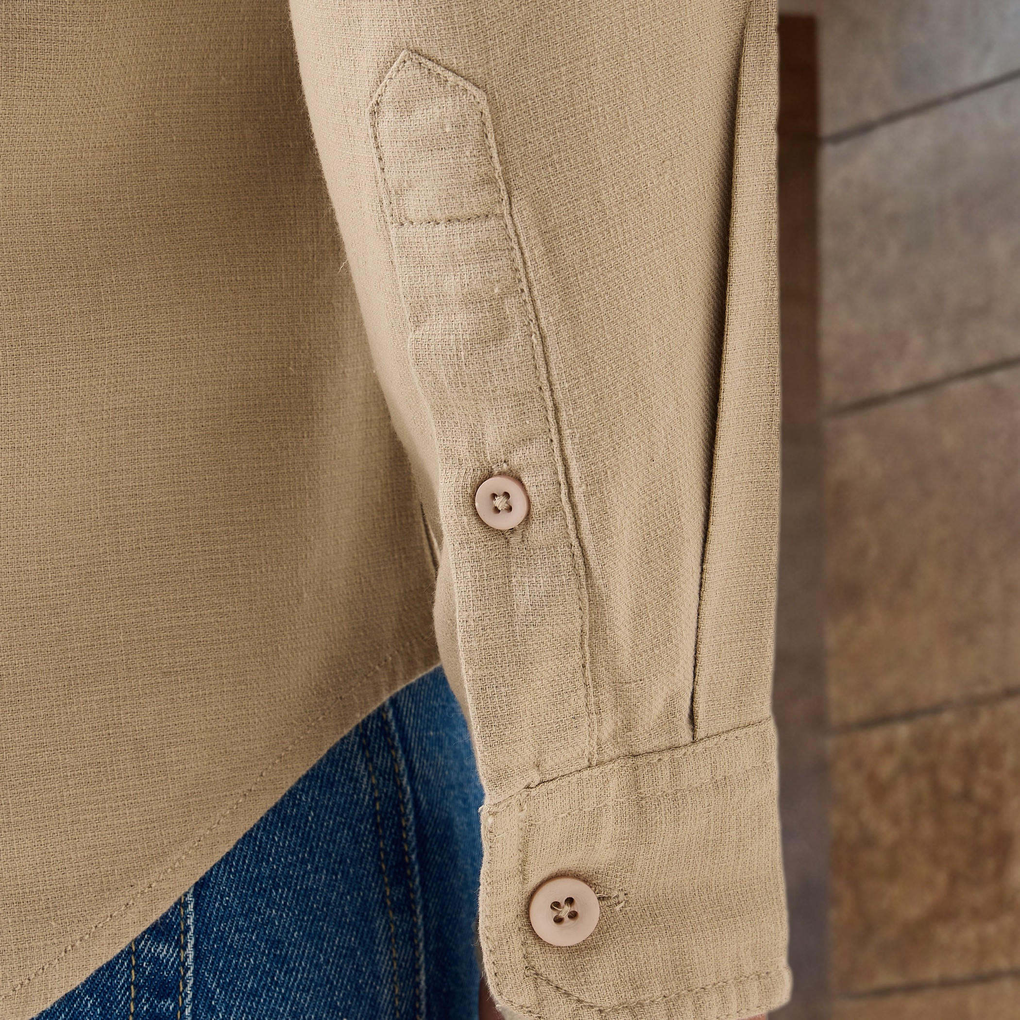 قميص دينم بأكمام طويلة وجيب بطية-men-clothing-shirts-image-5