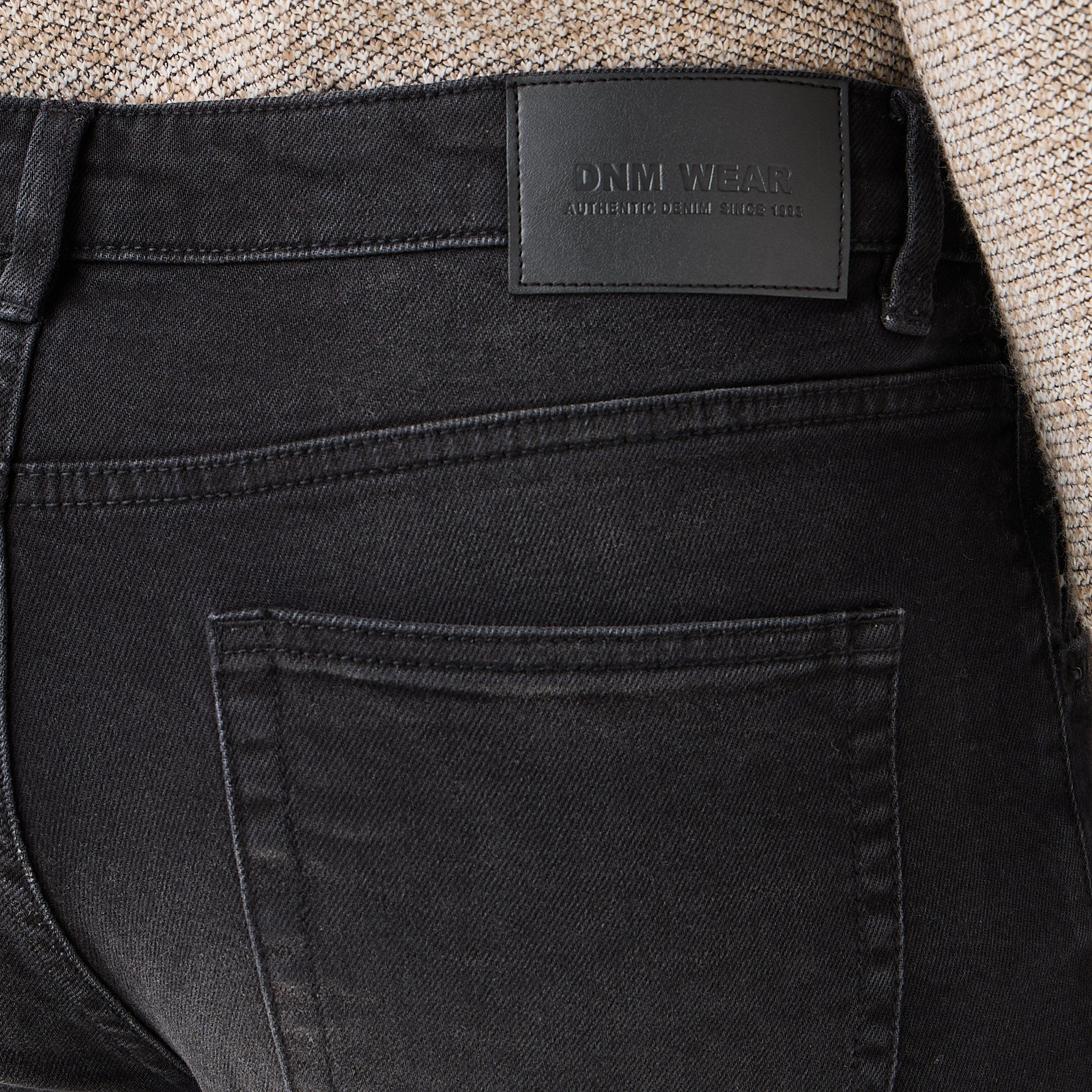 بنطلون جينز بقصّة سليم وخصر مرتفع-men-clothing-bottoms-jeans-image-1