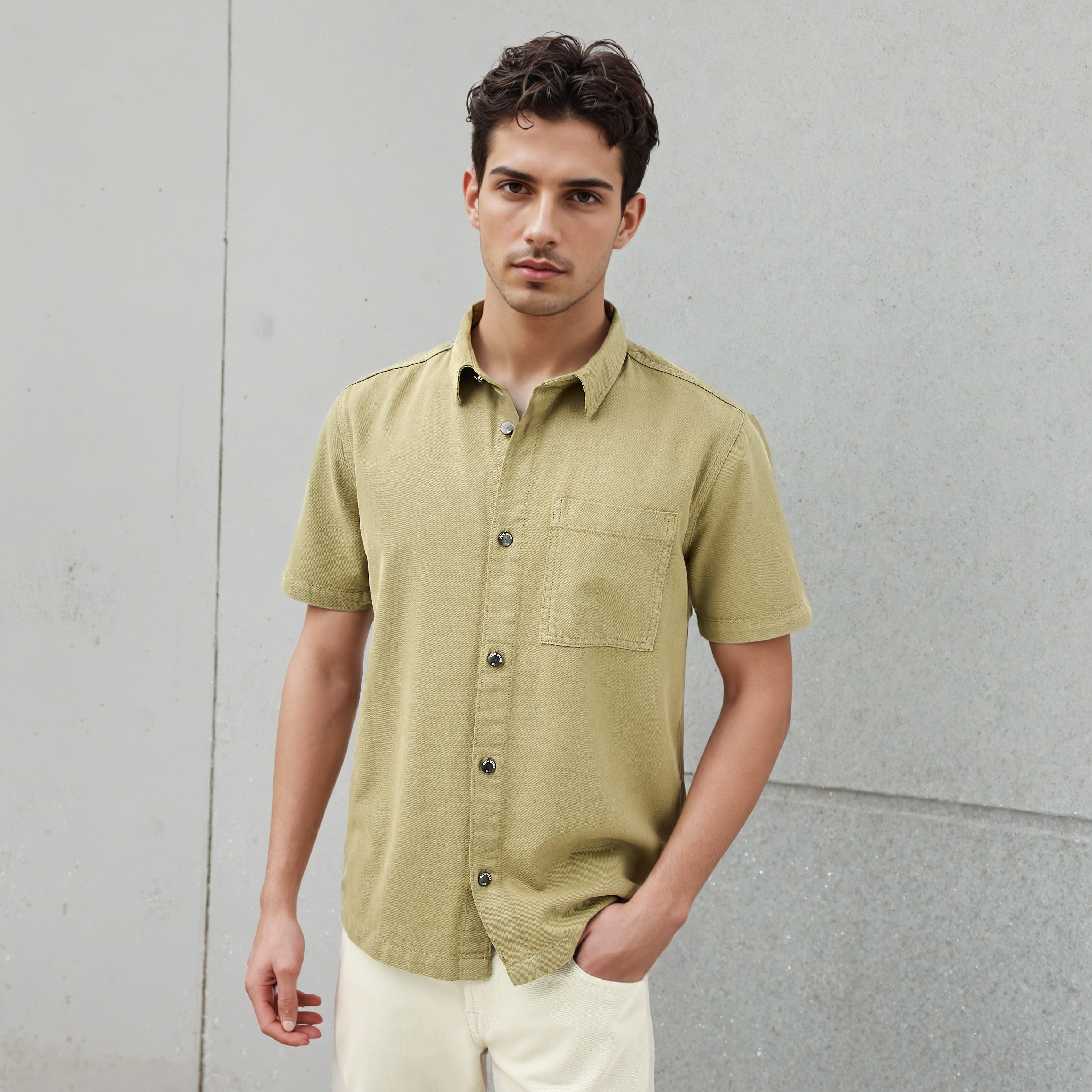 قميص بقصة مريحة وجيب-men-clothing-shirts-image-1