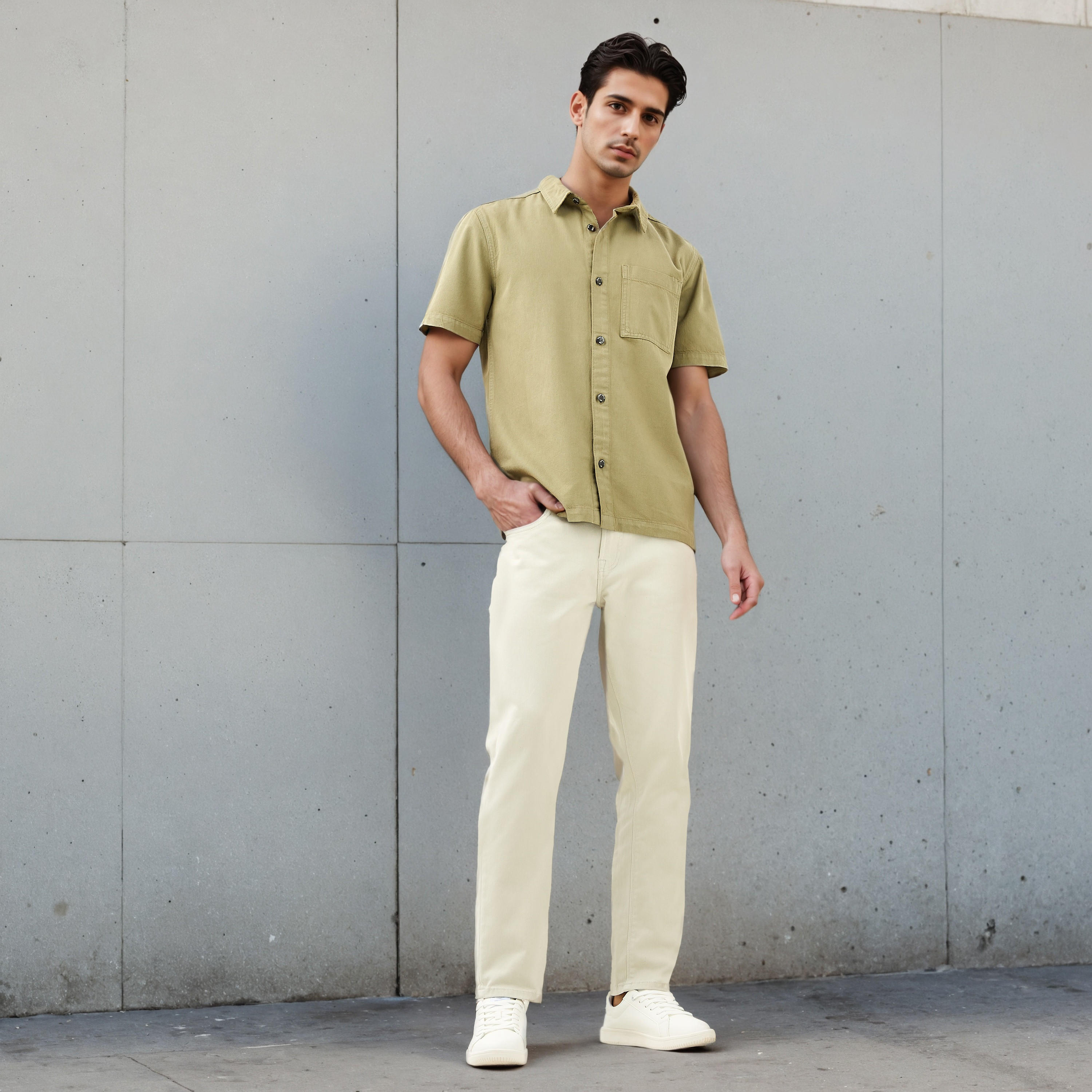 قميص بقصة مريحة وجيب-men-clothing-shirts-image-2