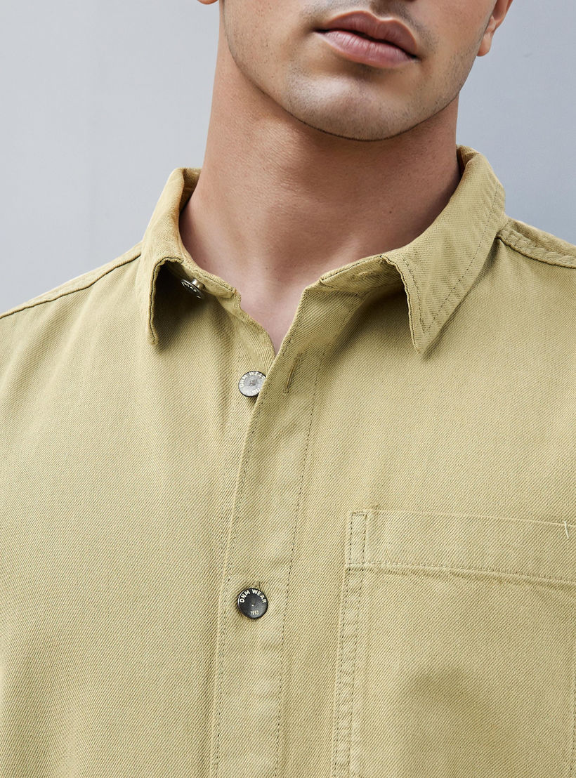 قميص بقصة مريحة وجيب-men-clothing-shirts-image-3