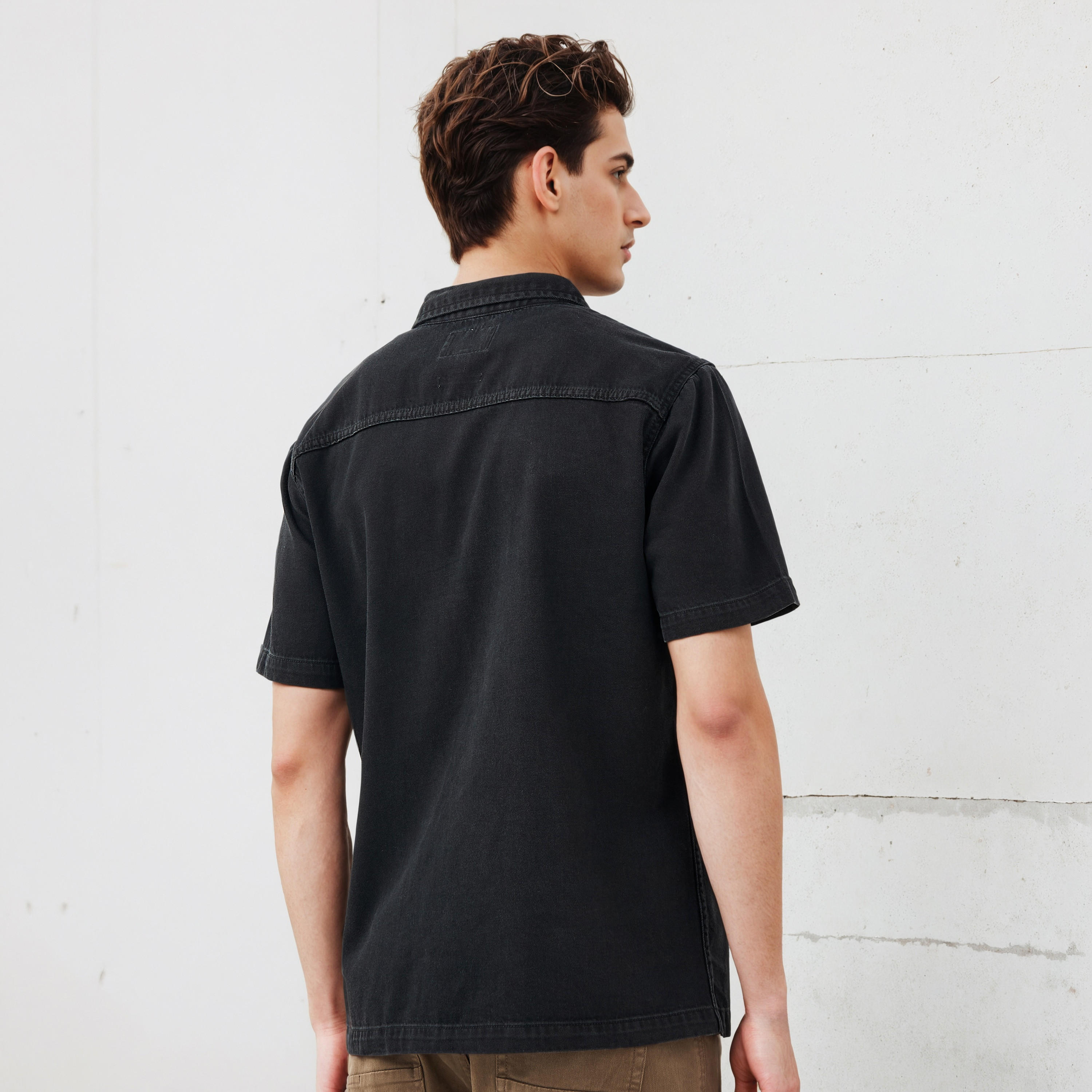 قميص بقصة مريحة وجيب-men-clothing-shirts-image-2