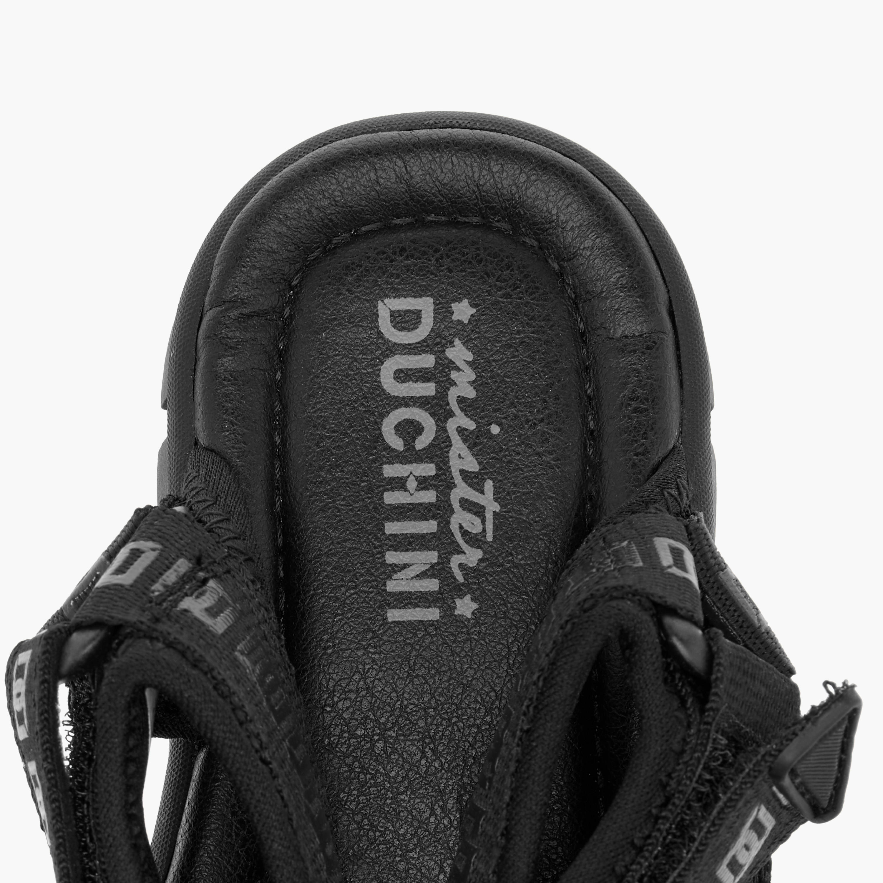 حذاء خفيف بطبعات مونوجرام وشريط إغلاق لاصق للأولاد من مستر دوتشيني-boys-shoes-sandals-image-5