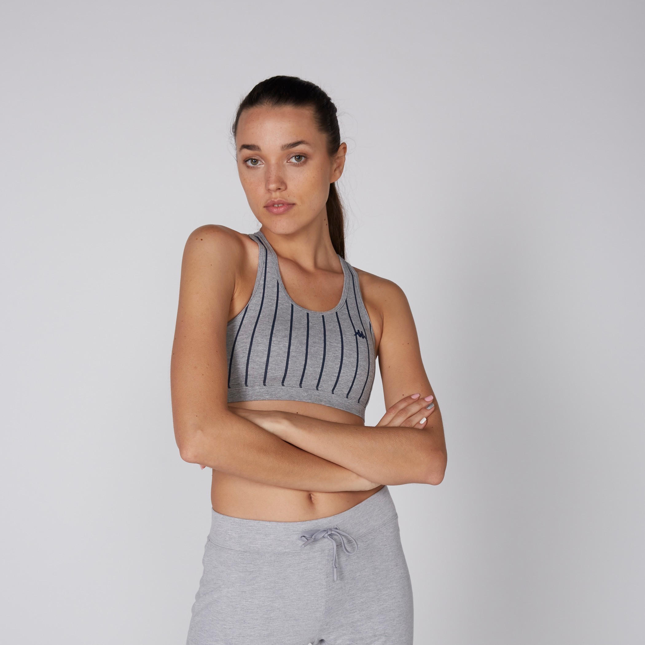 صدريّة رياضية مقلّمة بياقة عميقة من كابا-sports-women-clothing-sportsbras-image-1