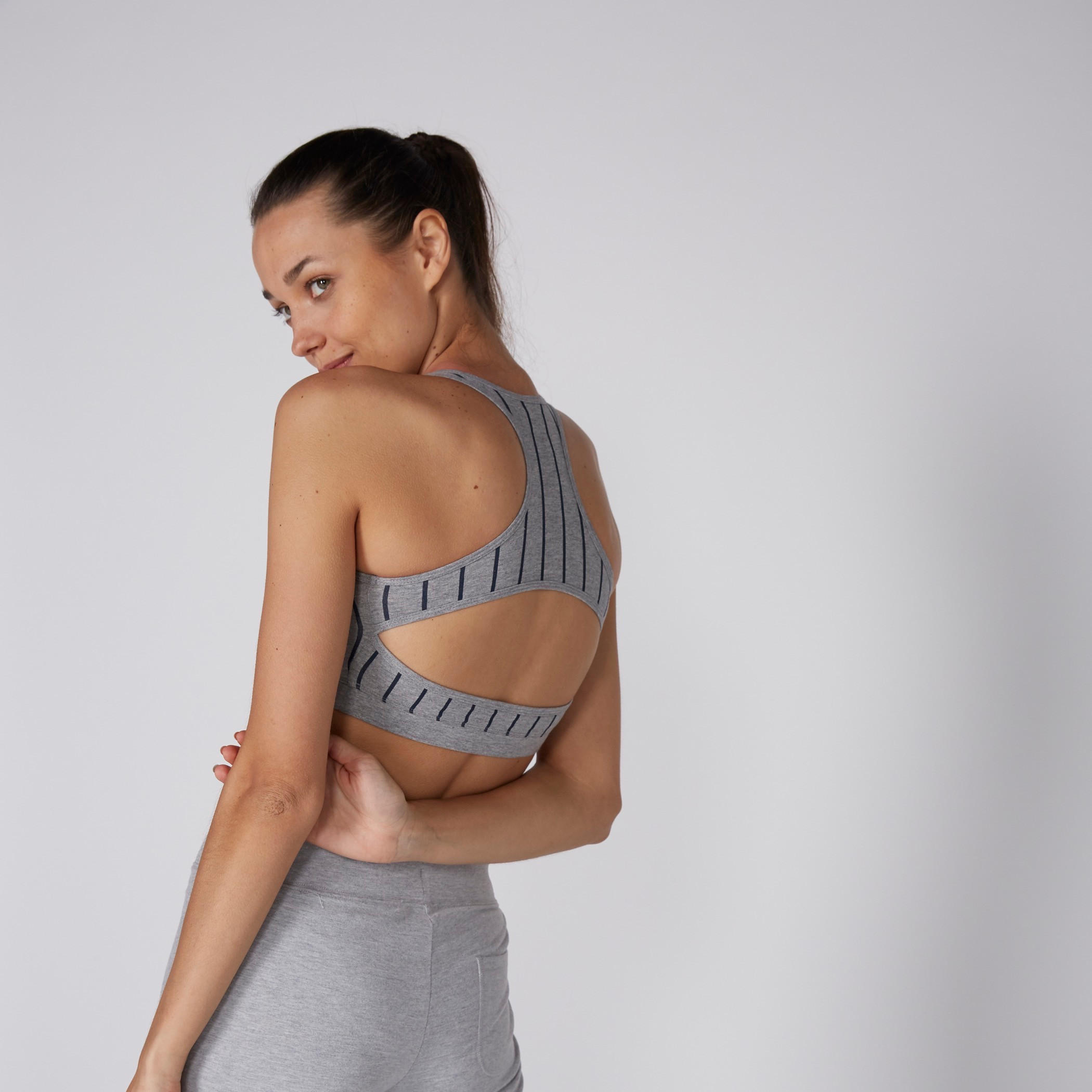 صدريّة رياضية مقلّمة بياقة عميقة من كابا-sports-women-clothing-sportsbras-image-4