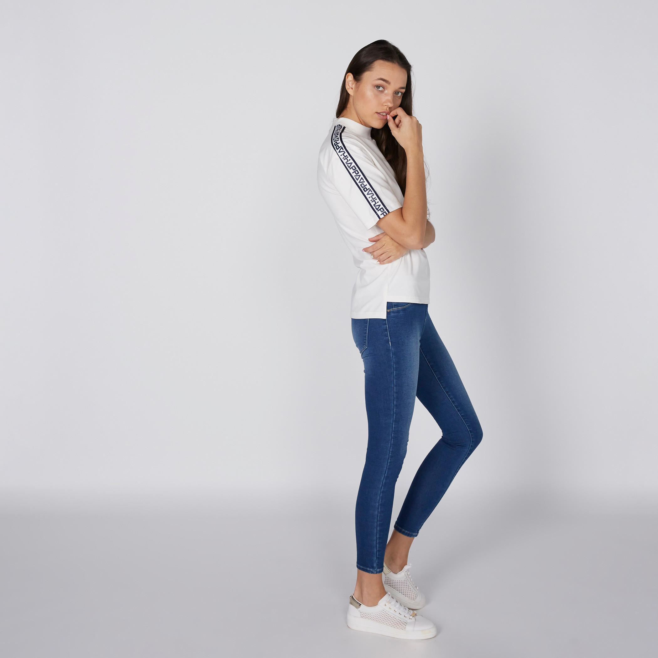 بلوزة بياقة عالية وأكمام قصيرة وطبعات نصيّة-women-clothing-sportswearandactivewear-tshirtsandvests-image-1