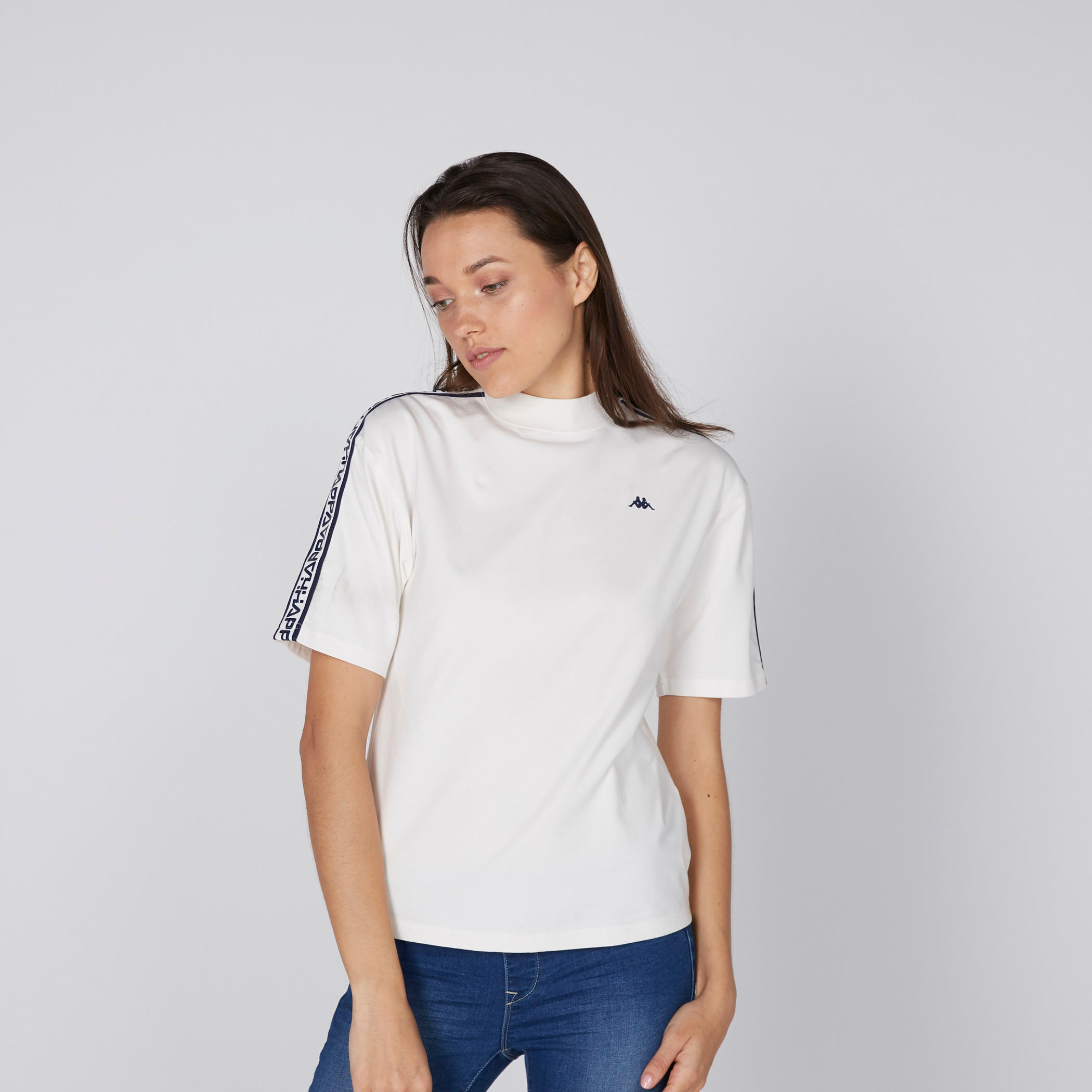 بلوزة بياقة عالية وأكمام قصيرة وطبعات نصيّة-women-clothing-sportswearandactivewear-tshirtsandvests-image-2