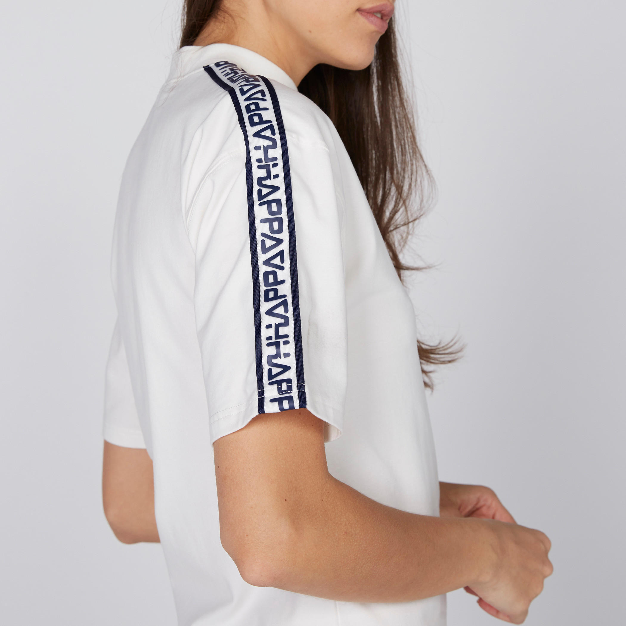 بلوزة بياقة عالية وأكمام قصيرة وطبعات نصيّة-women-clothing-sportswearandactivewear-tshirtsandvests-image-3
