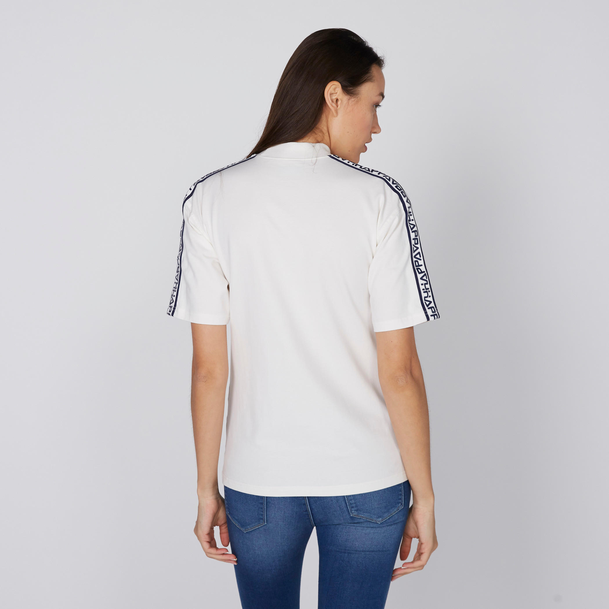 بلوزة بياقة عالية وأكمام قصيرة وطبعات نصيّة-women-clothing-sportswearandactivewear-tshirtsandvests-image-4