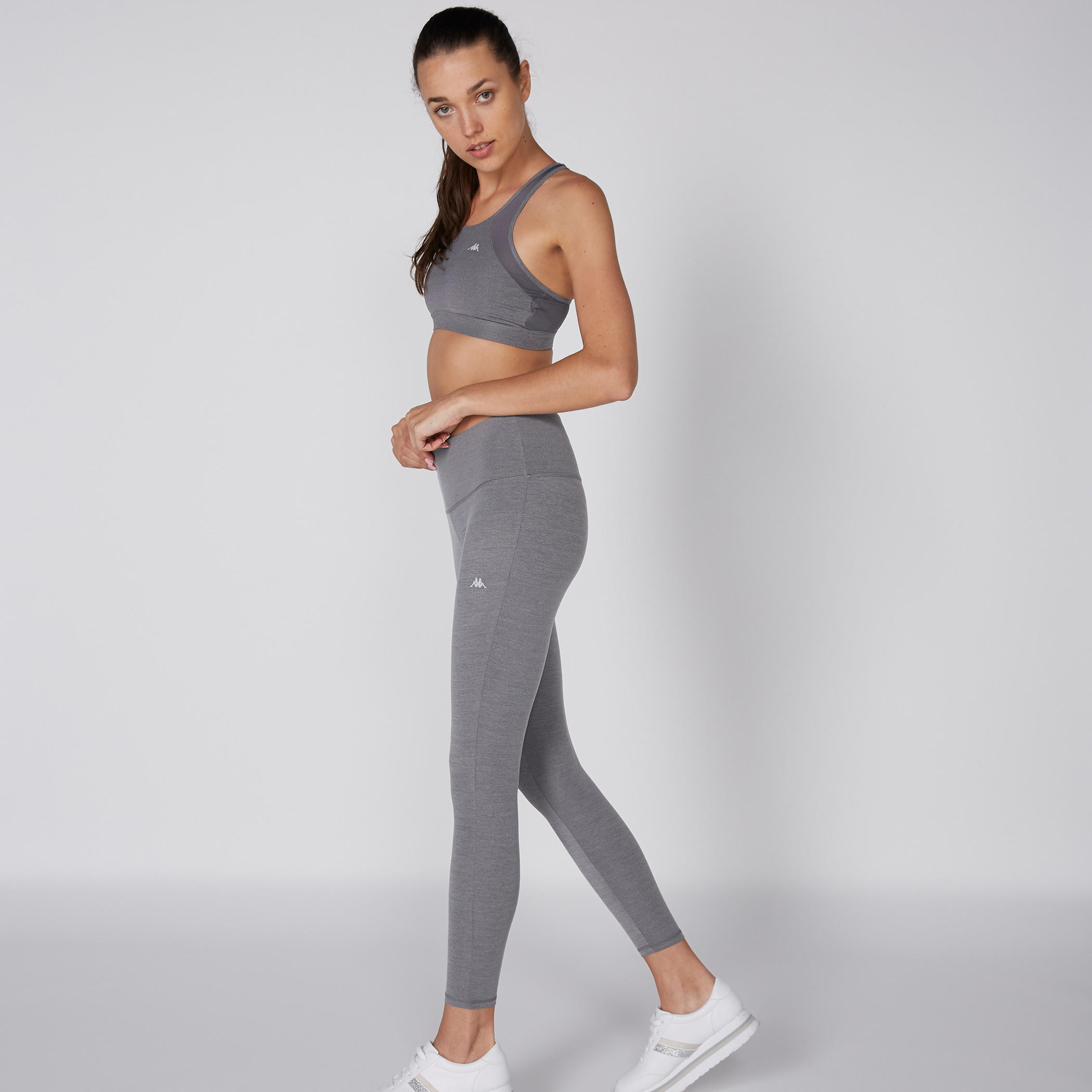 صدريّة رياضية بياقة مستديرة وتفاصيل شبكية من كابا-sports-women-clothing-sportsbras-image-1