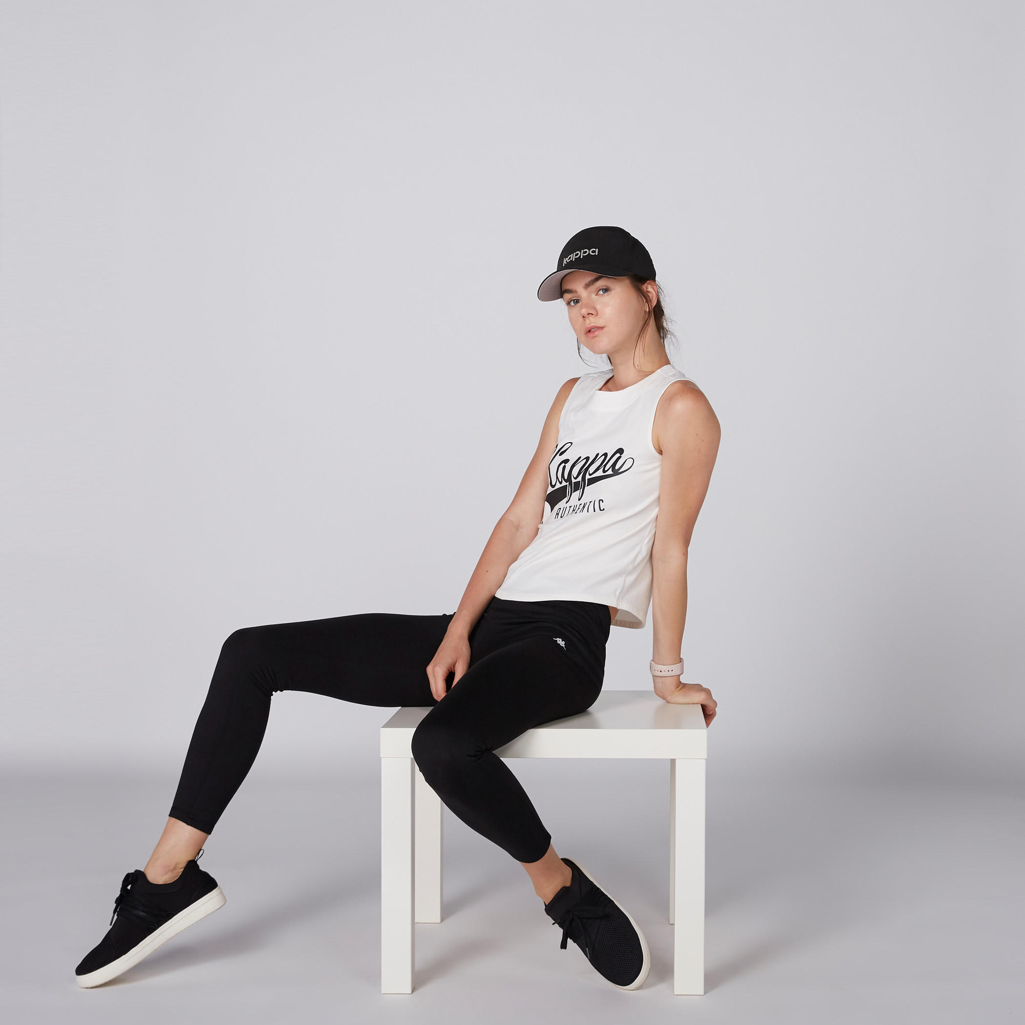 بلوزة قصيرة دون أكمام بياقة مستديرة وطبعات من كابا-women-clothing-sportswearandactivewear-tshirtsandvests-image-1