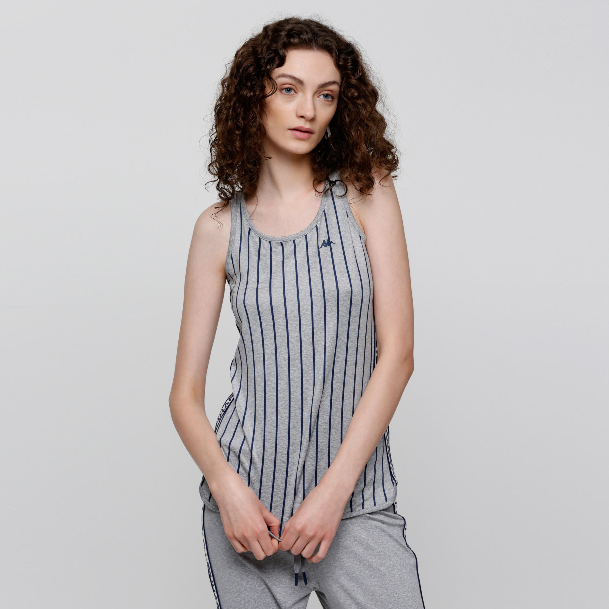 سترة فيست مقلّمة بياقة عميقة وظهر متقاطع-women-clothing-sportswearandactivewear-tshirtsandvests-image-1