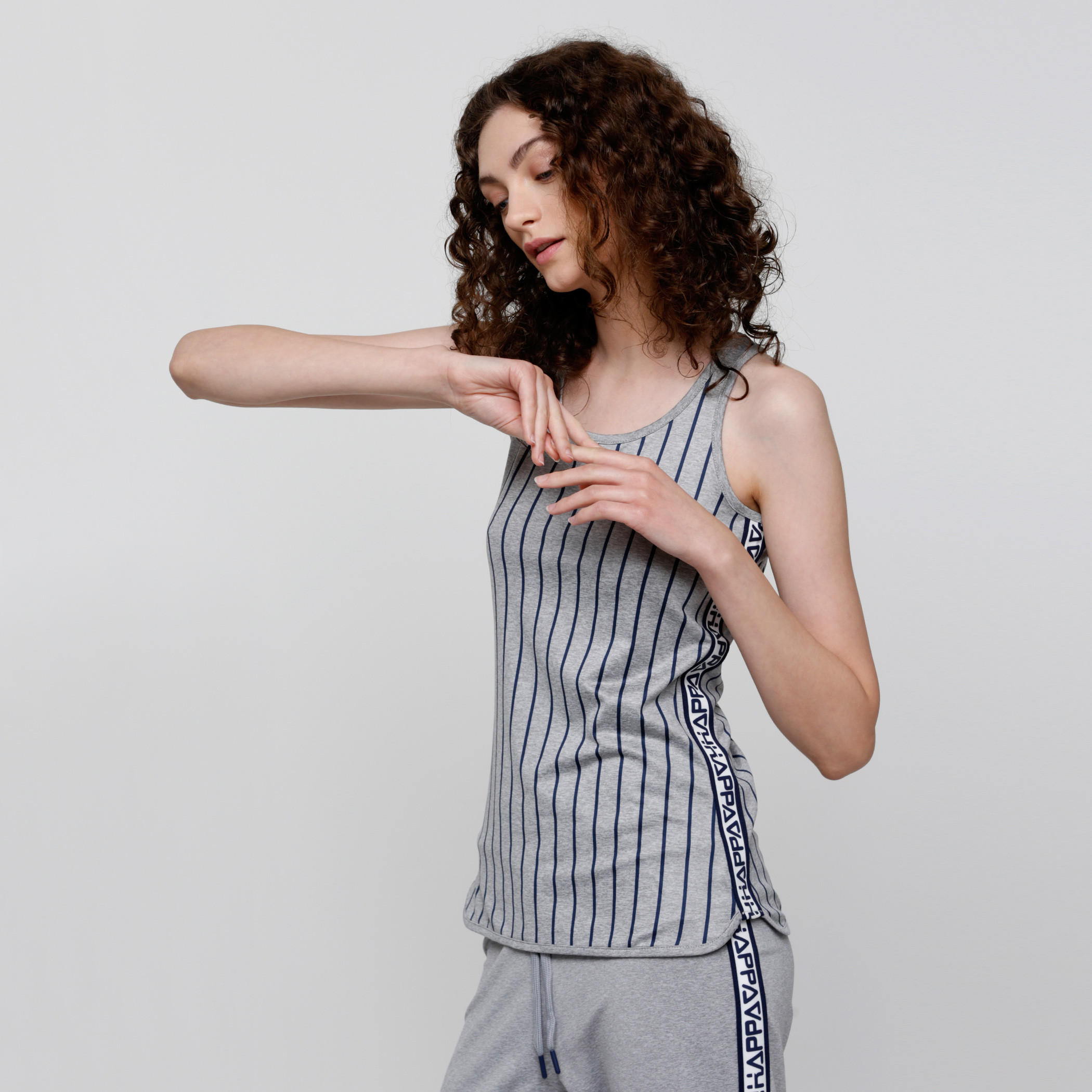 سترة فيست مقلّمة بياقة عميقة وظهر متقاطع-women-clothing-sportswearandactivewear-tshirtsandvests-image-3