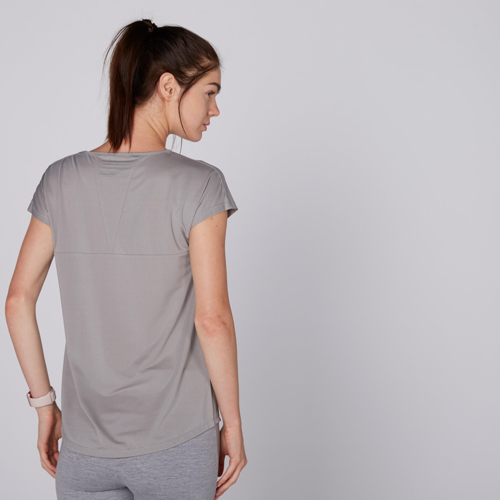 تيشيرت بارز الملمس بياقة مستديرة وأكمام كاب من كابا-women-clothing-sportswearandactivewear-tshirtsandvests-image-2