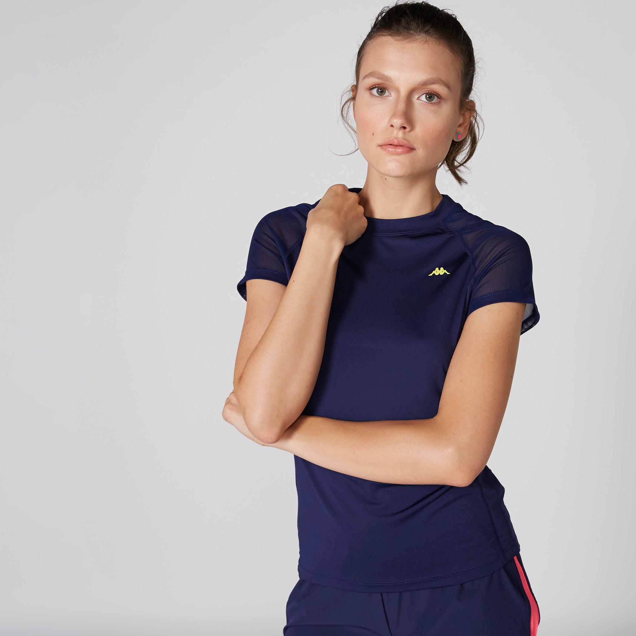 تيشيرت بأكمام مغايرة وياقة مستديرة وتفاصيل شبكية من كابا-women-clothing-sportswearandactivewear-tshirtsandvests-image-1