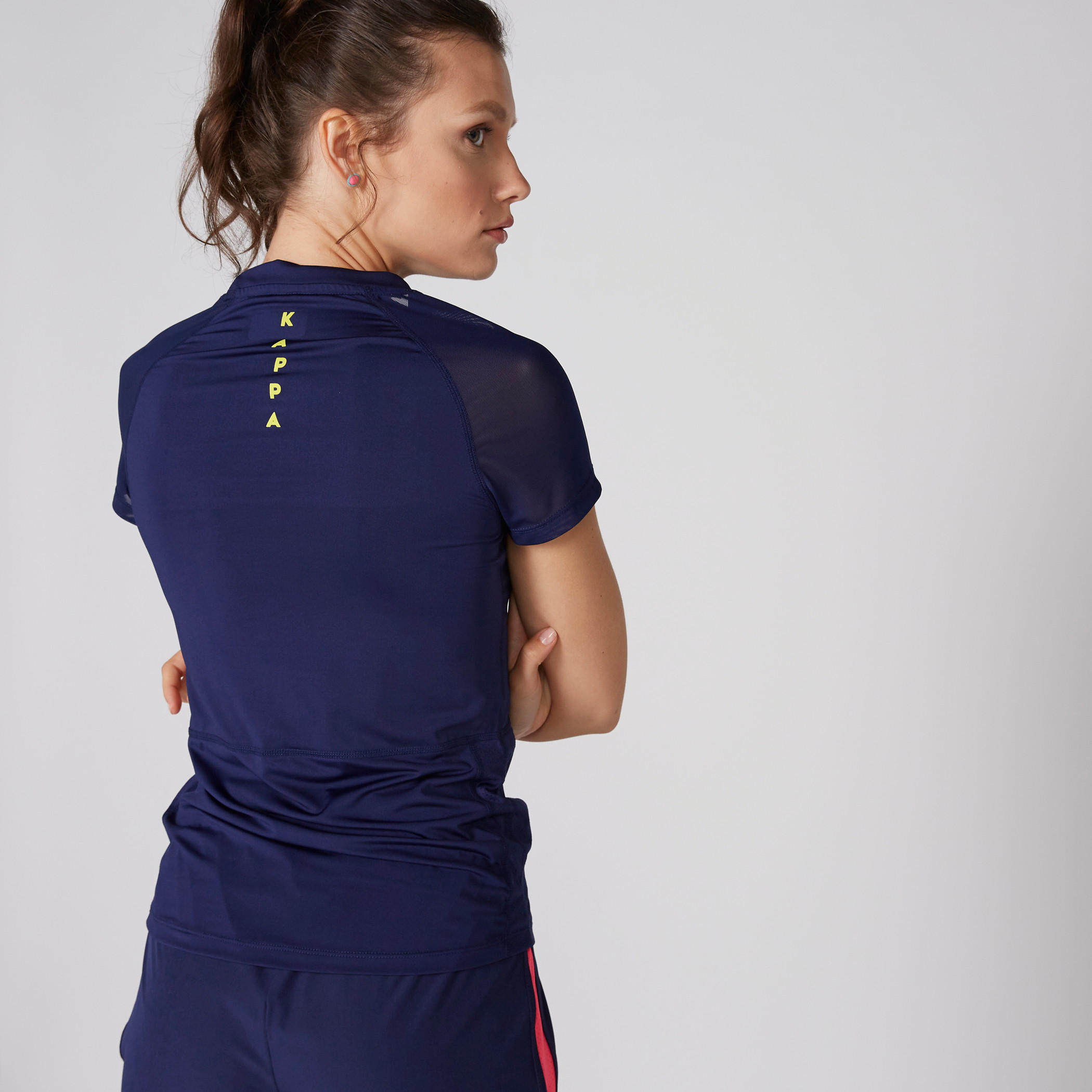 تيشيرت بأكمام مغايرة وياقة مستديرة وتفاصيل شبكية من كابا-women-clothing-sportswearandactivewear-tshirtsandvests-image-2