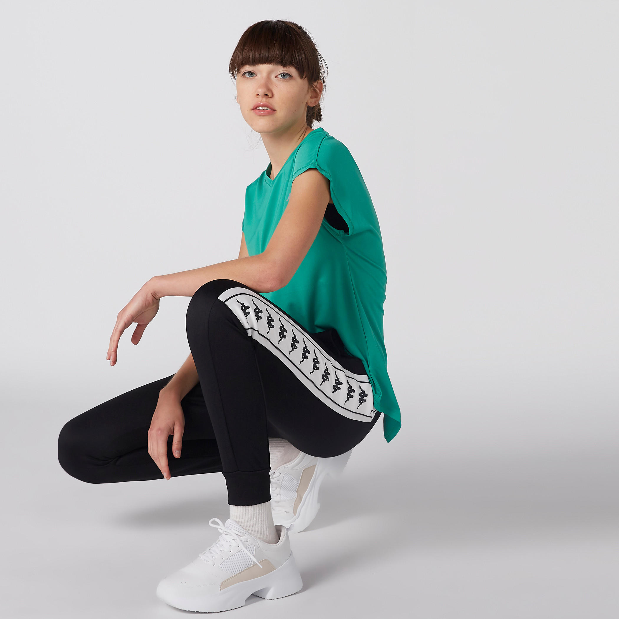 بلوزة بأكمام متصلة وياقة V وظهر متقاطع من كابا-women-clothing-sportswearandactivewear-tshirtsandvests-image-2