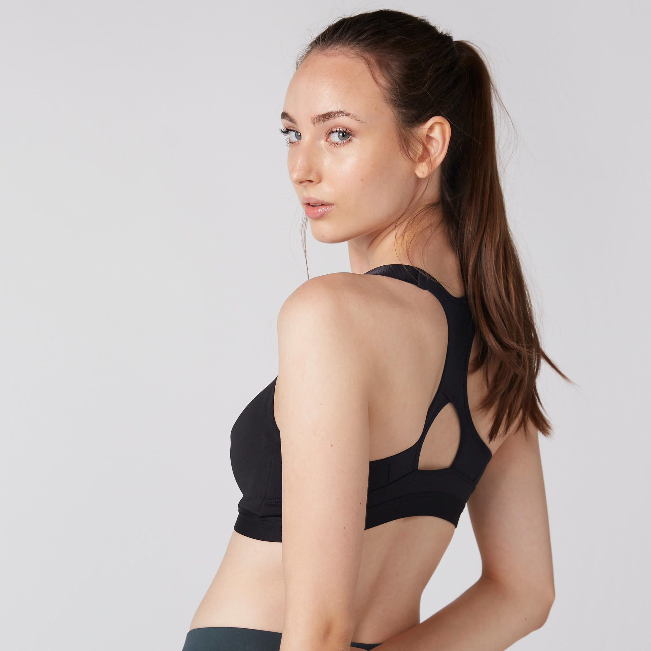 صدرية رياضية بتفاصيل سحّاب وظهر متقاطع من كابا-sports-women-clothing-sportsbras-image-3