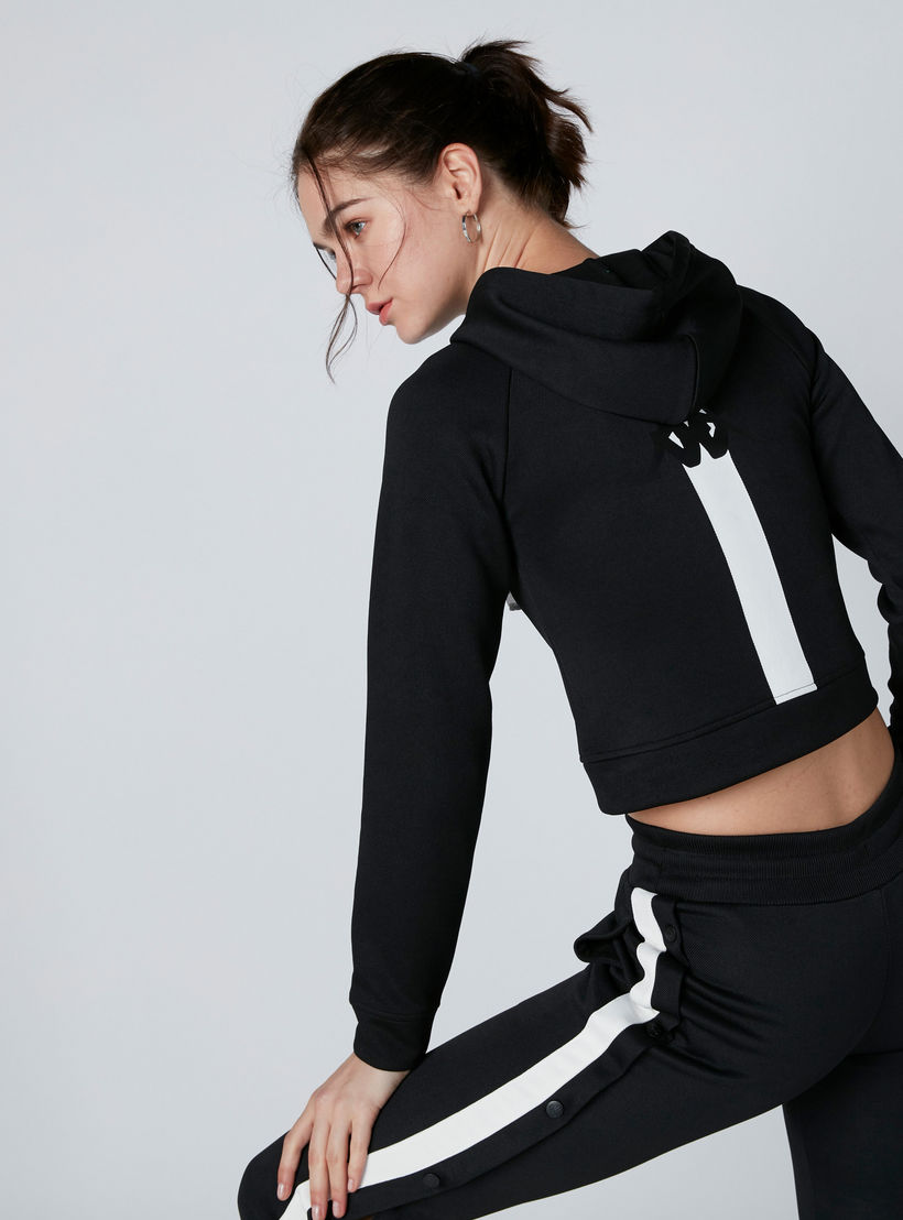 سويت شيرت قصير بقبّعة من كابا-women-clothing-sportswearandactivewear-hoodiesandsweatshirts-image-2
